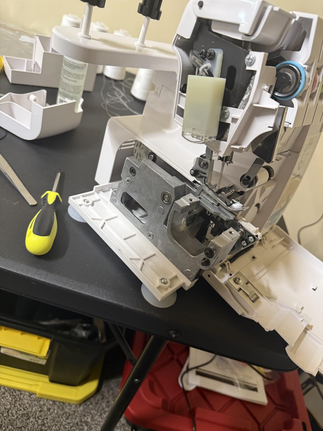 VEVOR Serger Overlock Sewing Machine, 1250 Stitches Per Minute, 2-3-4 Thread Capability, Adjustable Differential Feed, Free Arm and LED Light, for Various Fabrics customer photo 1