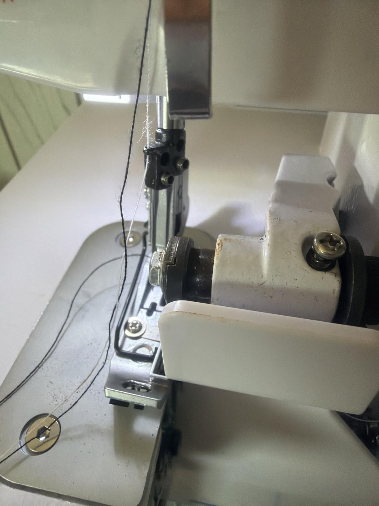 VEVOR Serger Overlock Sewing Machine, 1250 Stitches Per Minute, 2-3-4 Thread Capability, Adjustable Differential Feed, Free Arm and LED Light, for Various Fabrics customer photo 2