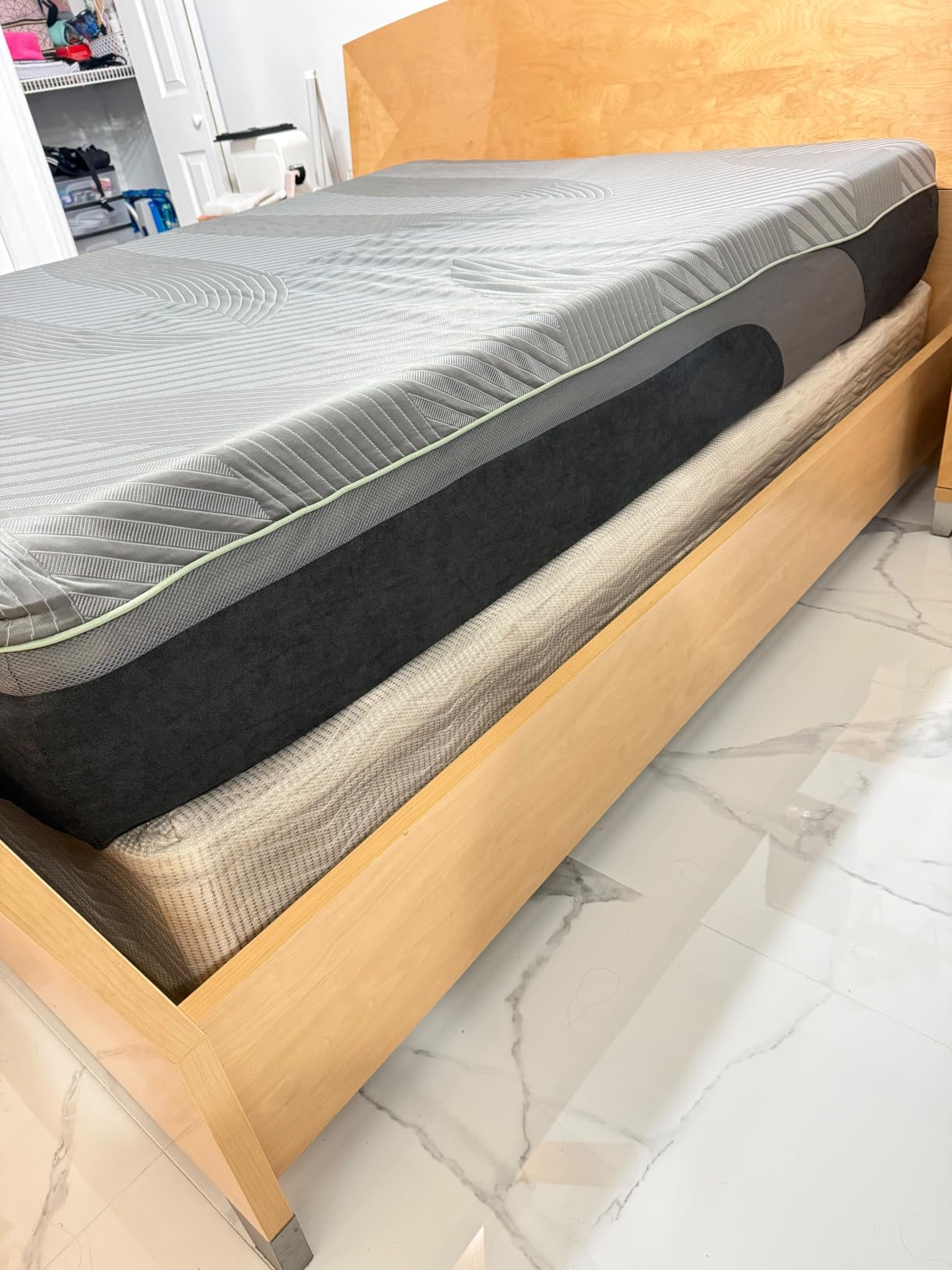 Novilla AiryFlow Queen Mattress 14 Inch, Gel Memory Foam Mattress Queen for Cool Night & Spinal Alignment, Pressure Relief & Motion Isolation, Green Tea-Infused, CertiPUR-US Certified, Medium Firm customer photo 2