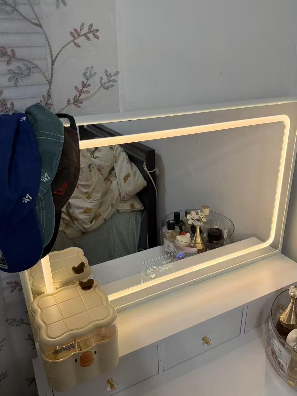 COMHOMA Makeup Vanity Desk with Mirror and Lights, Vanity Table and Chair Set with 5 Drawers & Charging Station, Bedroom Dressing Table, Stepless Dimmable & 3 Color Modes Adjustable, Snow White customer photo 1
