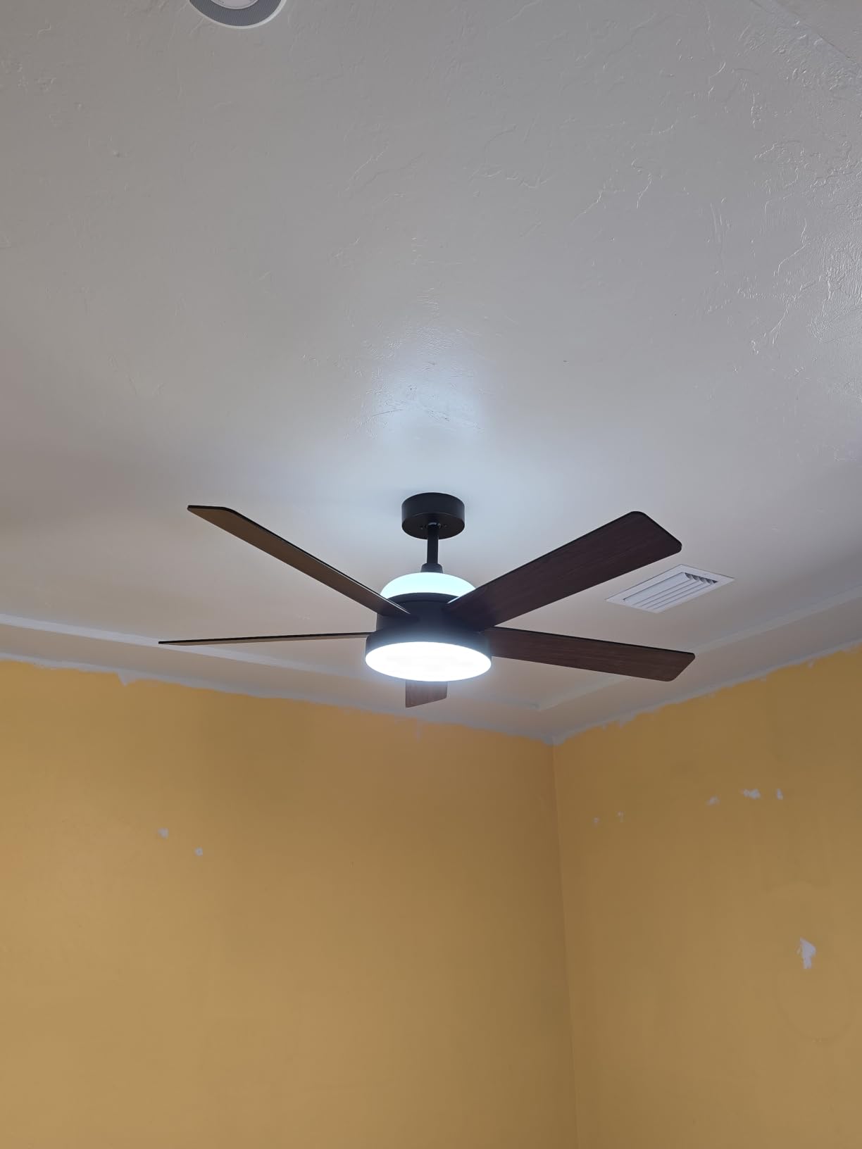 Govee Ceiling Fans with Lights and Remote, RGBIC Smart 52'' flush mount | Reversible DC Motor, Dimmable, 2800lm, Low Profile Ceiling Fan for Bedroom, Living Room, Black customer photo 2