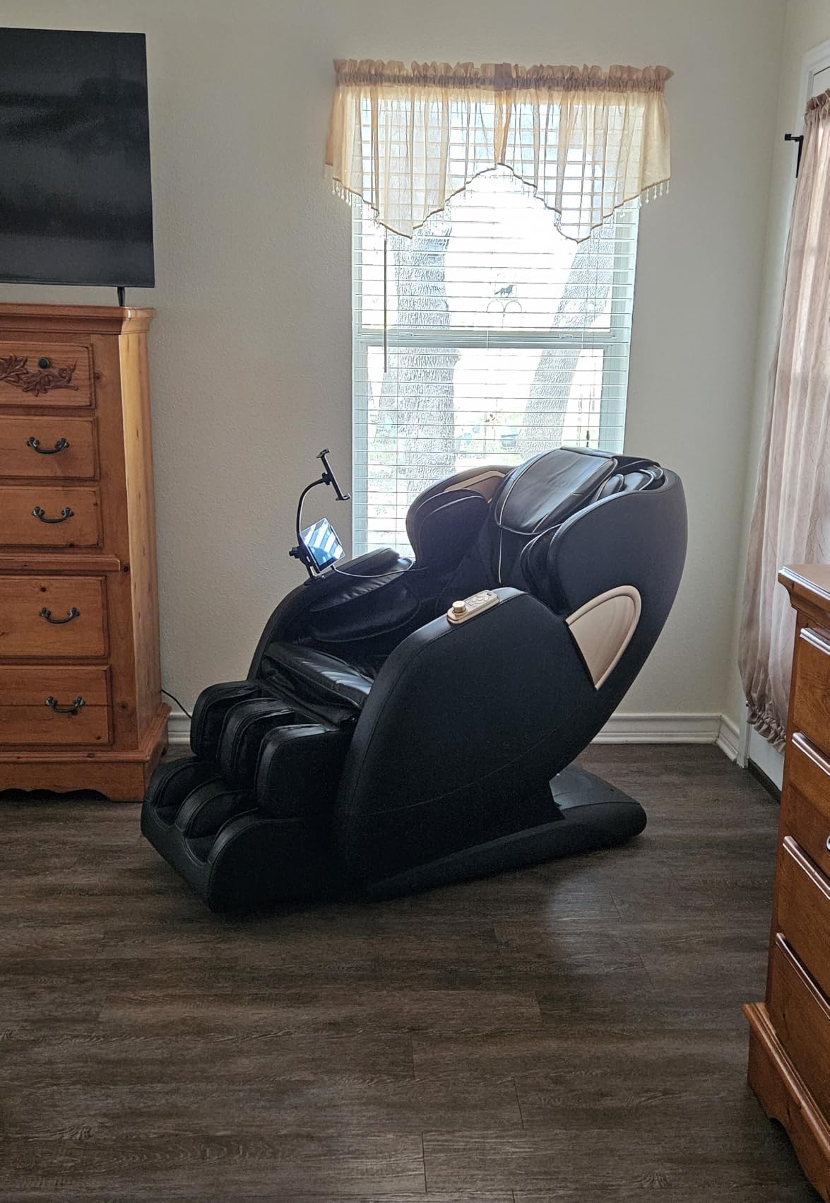 DAHAlY 2026 New Upgrade Zero Gravity 4D Massage Chair with Full Body Scan | AI Voice Control, PU Leather, Heated Back and Foot, Massage Recliner, Office, Portable, Touch Screen Controller, Bluetooth Speaker customer photo 1