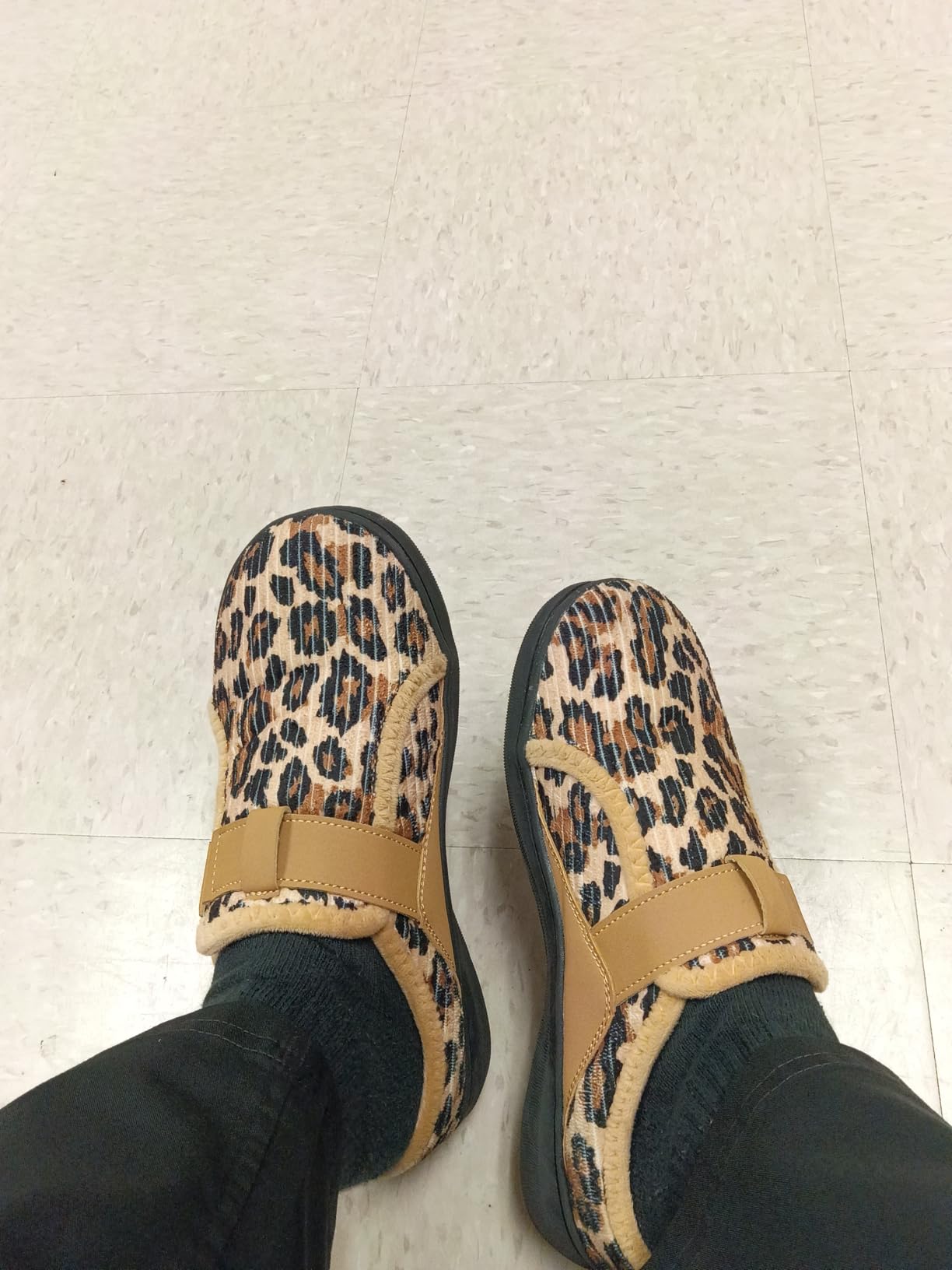 Wide Width Slippers for Women Men Adjustable Buckle Memory Foam House Slippers Slip on Mules Clogs Slippers Diabetic Swollen Feet Non Slip Indoor/Outdoor customer photo 1