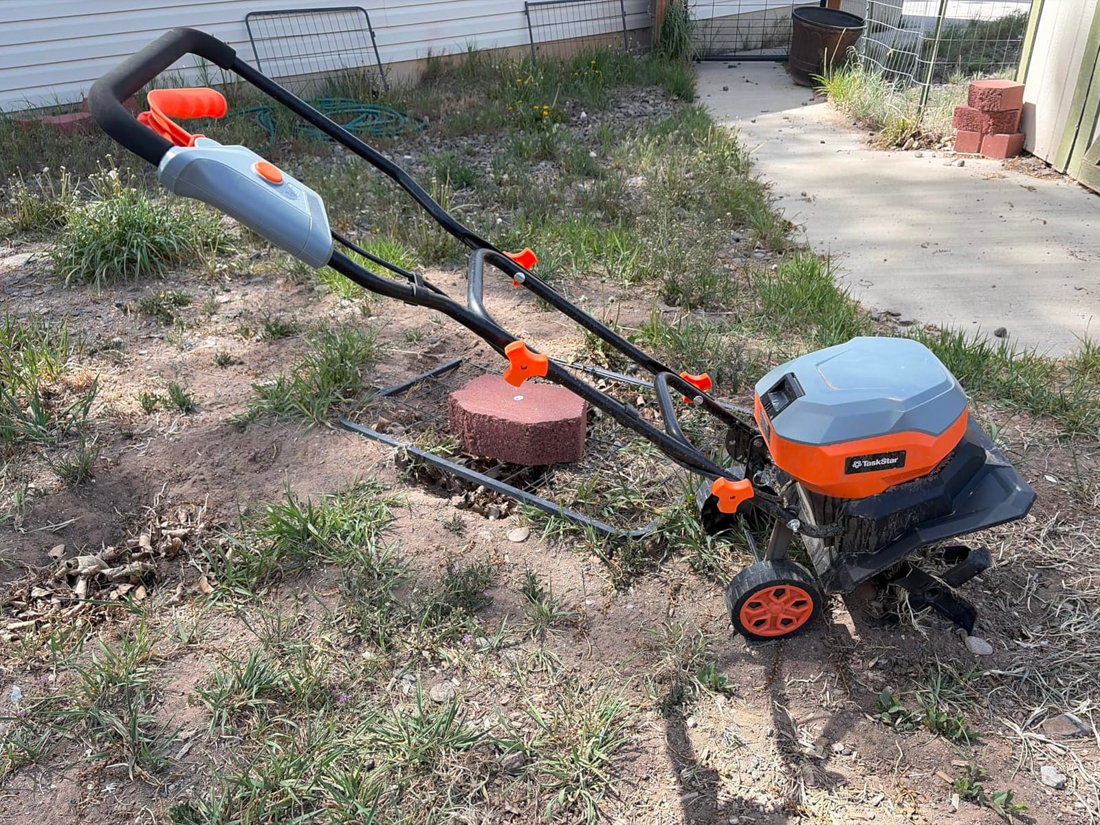 2-in-1 Cordless Tiller Cultivator, 20V Electric Rototiller with Detachable Extension Pole, 2×2.0Ah Battery, Lightweight 4.9 lbs Garden Tiller, 300 RPM for Raised Beds, Lawn, Weeding & Soil Cultivation customer photo 1