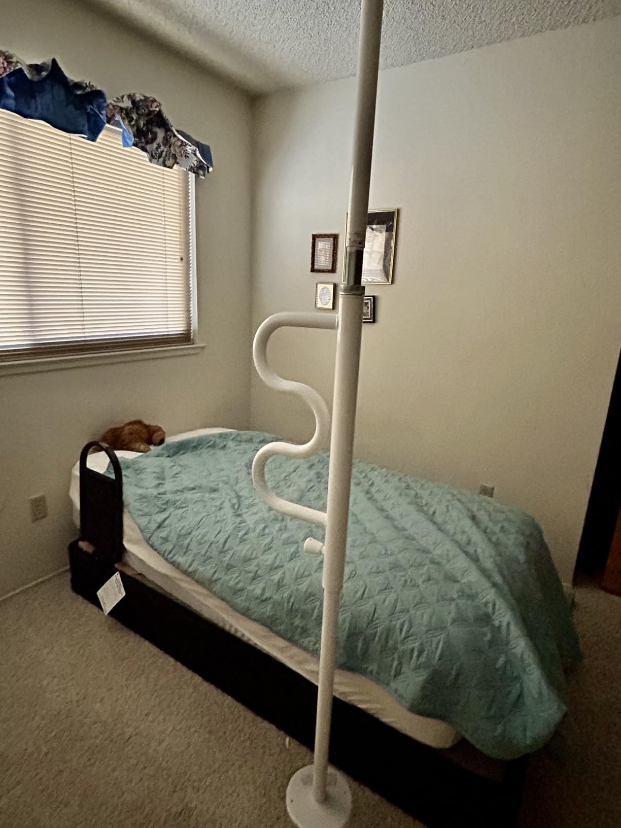 Stander Wonder Pole Plus with Rotating Double Grab Bar, Tension Mounted Security Pole for Seniors & Elderly Adults, No-Drill Floor to Ceiling Transfer Pole for Home & Bath Safety, Black customer photo 2