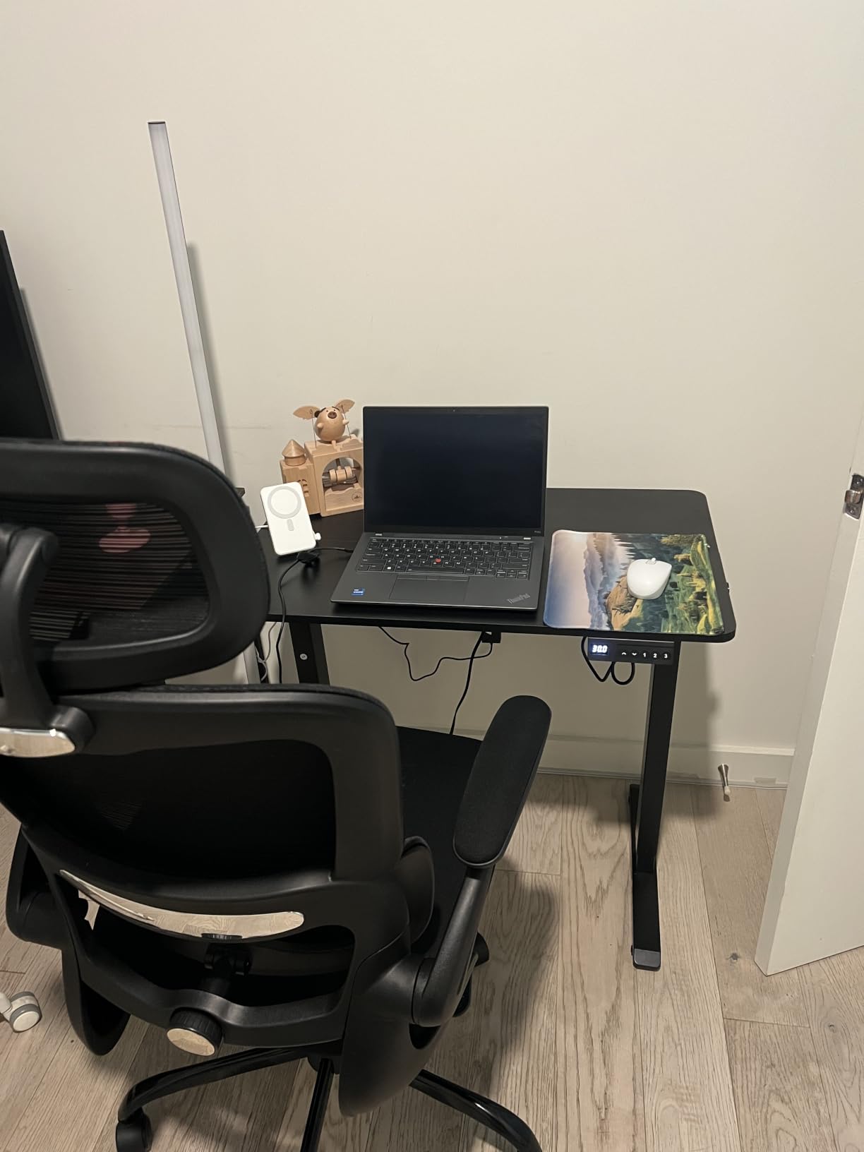 Claiks Electric Standing Desk, 32 x 19 Inch Small Height Adjustable Sit Stand Desk for Home Office, Computer Desk with Memory Presets, Cable Management & Headphone Hooks, 156 lbs Capacity, Black customer photo 1