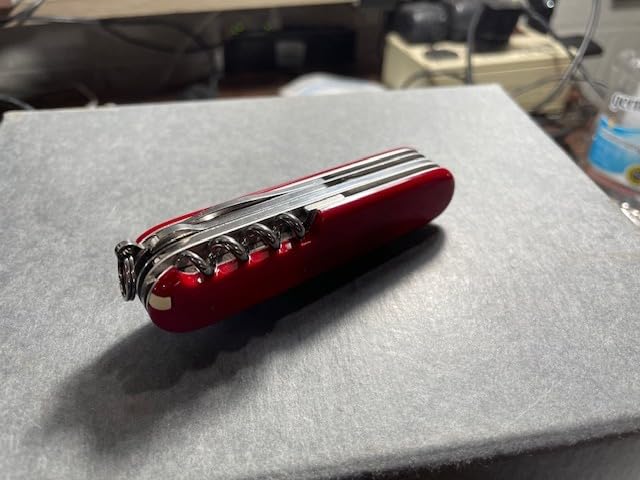 Victorinox Huntsman Swiss Army Knife, 15 Functions, Swiss Made Pocket Knife with Large Blade, Screwdriver, Scissors and Wood Saw - Red customer photo 1