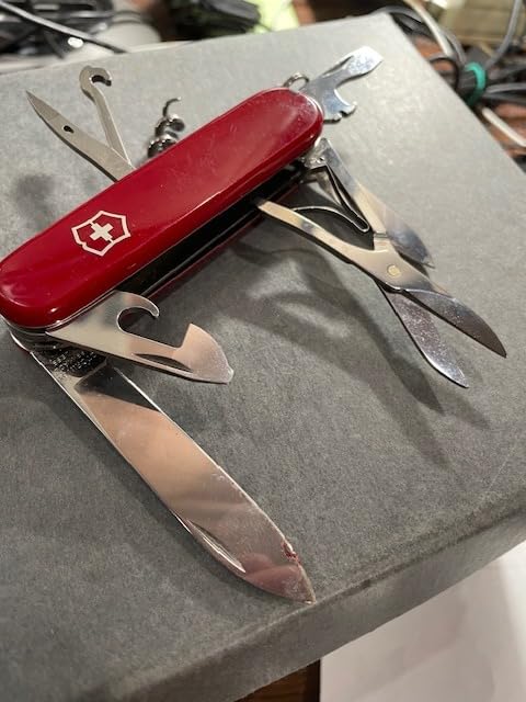 Victorinox Huntsman Swiss Army Knife, 15 Functions, Swiss Made Pocket Knife with Large Blade, Screwdriver, Scissors and Wood Saw - Red customer photo 2