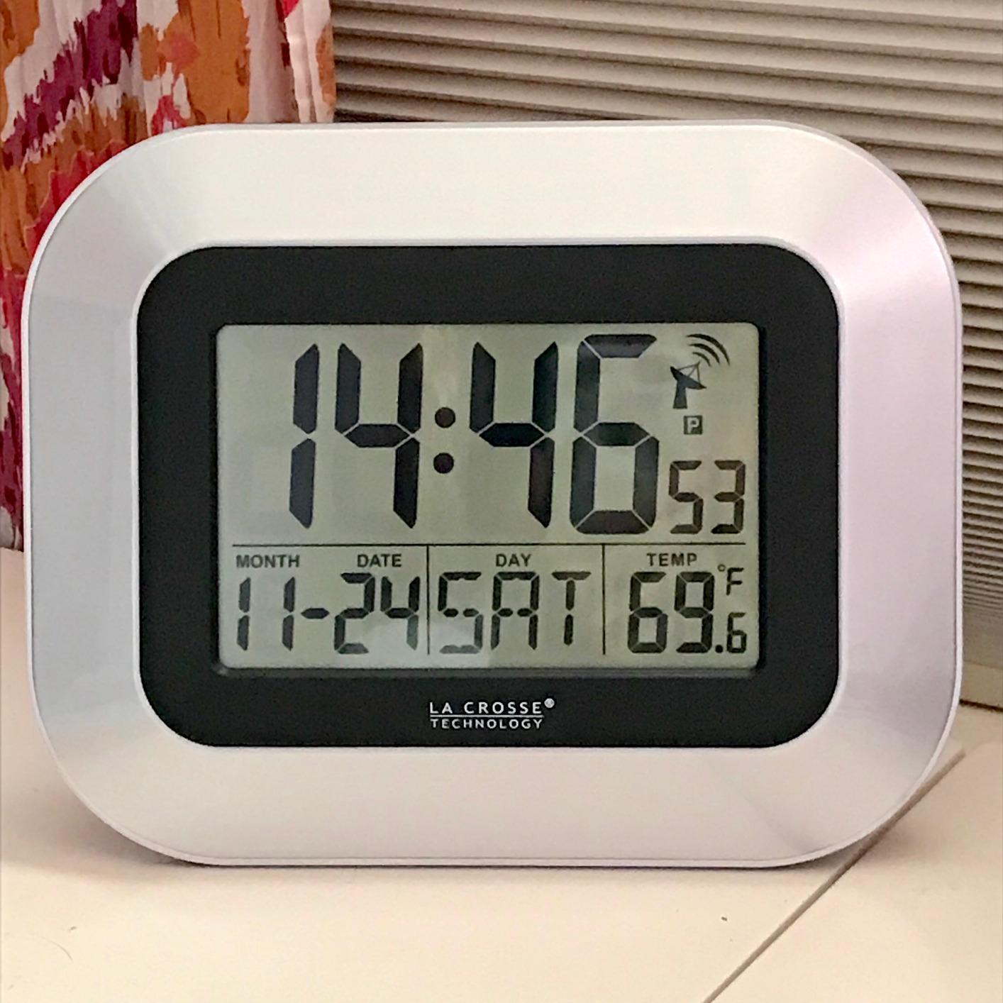 La Crosse Technology Atomic Wall/Table Clock, 7.2-inch H x 8.95-inch W x 1.2-inch D (WT-8005U-B) customer photo 2