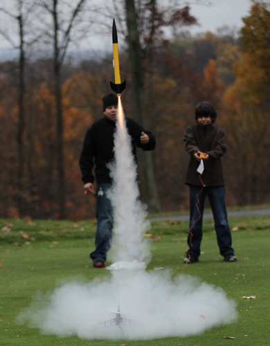 Estes 1491 Taser Rocket Launch Set, Beginner Flying-Rocket-Model Building Kit for Ages 10+, Includes Launch Pad System customer photo 2