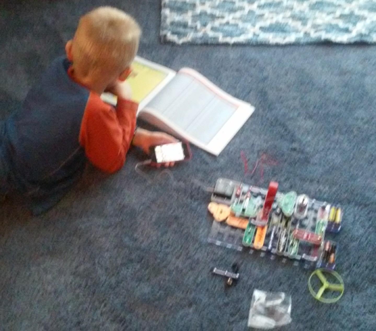SNAP CIRCUITS Light STEM Electronics Kit, 175+ Projects, Ages 8+ customer photo 1