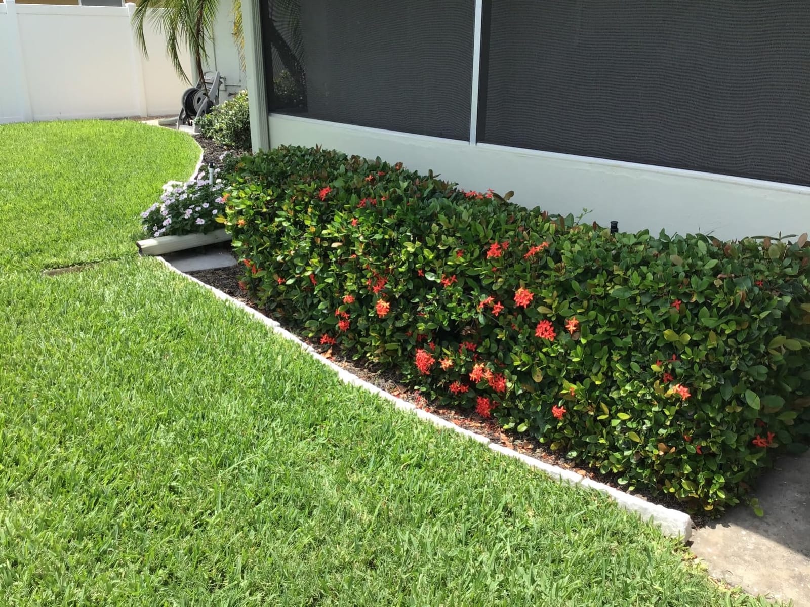 Suncast Interlocking Border Edging - Stone -Like Poly Construction for Garden, Lawn, and Landscape Edging - Water Resistant Border for Containing Trees, Flower Beds and Walkways - Light Taupe -Gray customer photo 1