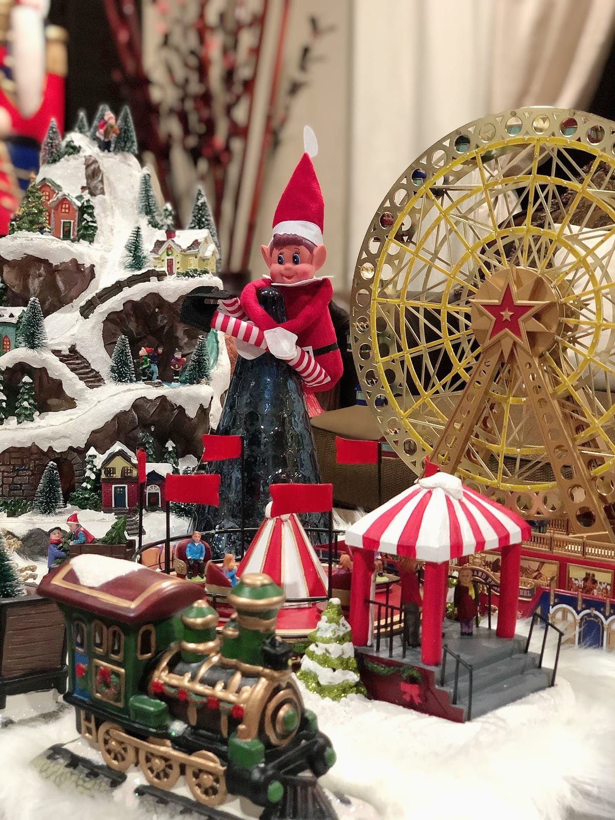 Mr. Christmas World's Fair Grand Ferris Wheel Musical Animated Christmas Decoration, with LED Lights and 50 Songs, 15 Inch, Gold customer photo 2