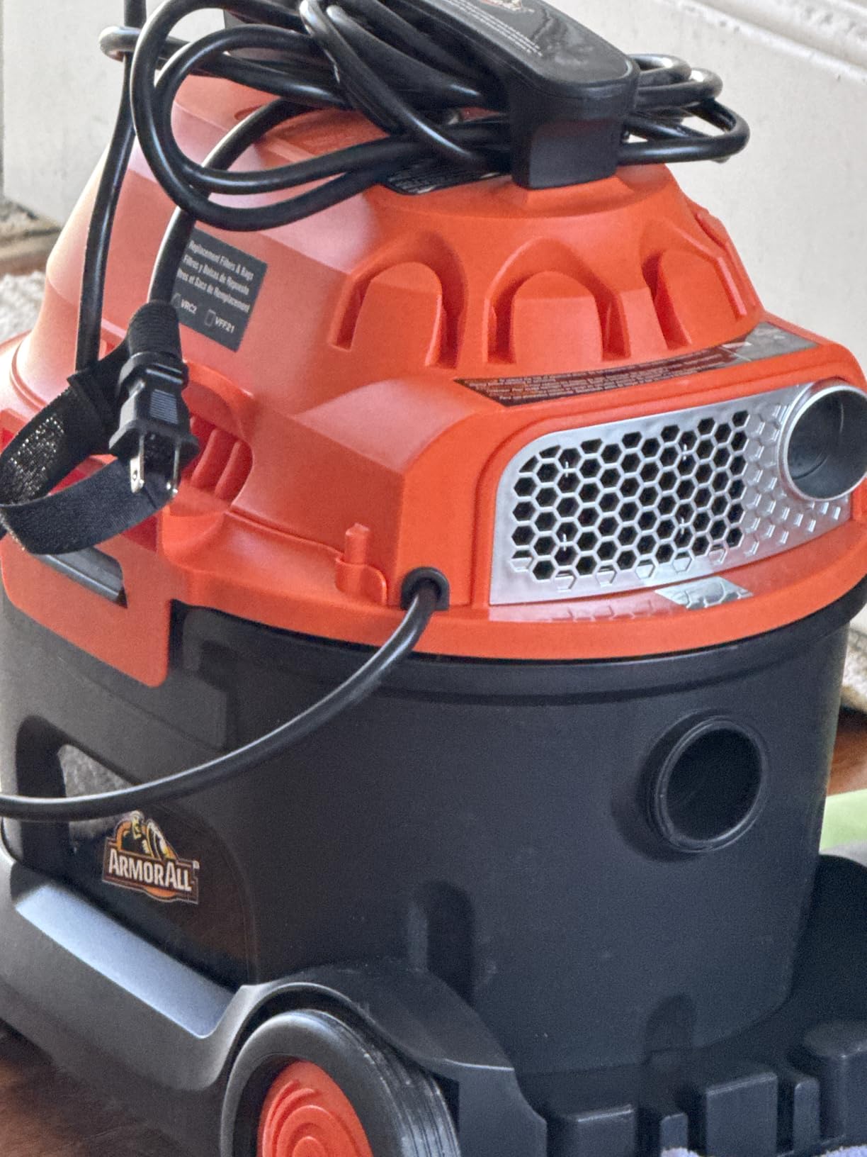 Armor All AA255W 2.5 Gal 2 Peak HP Wet/Dry Utility Vac Orange/Black customer photo 1