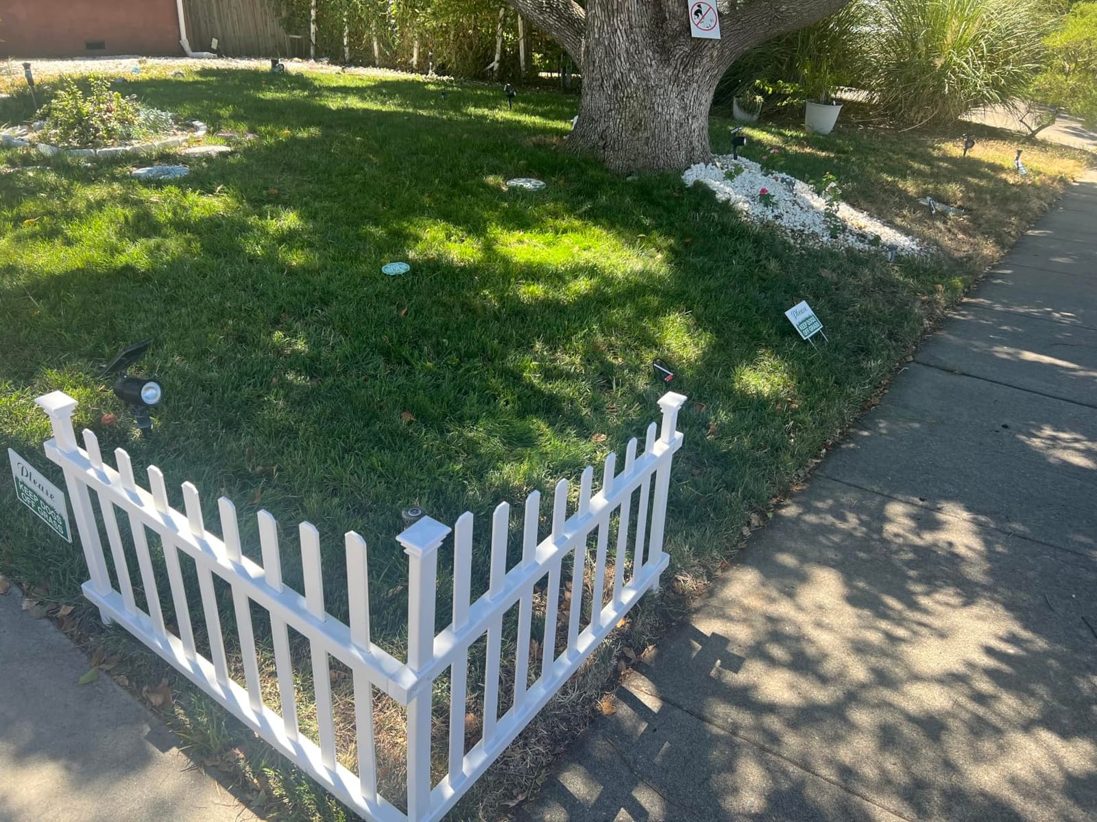 Zippity Ashley Corner Picket Fence, White Vinyl DIY No Dig Kit customer photo 2