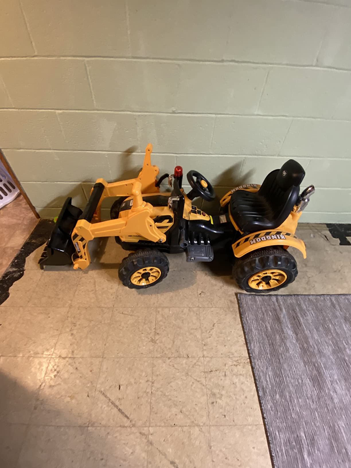 Costzon Ride on Excavator, 12V Battery Powered Construction Vehicles for Kids with Front Loader, Horn, Safety Belt, Treaded Wheels, Ride on Bulldozer Truck, Excavator Ride on Toy Gift for Boys Girls customer photo 2