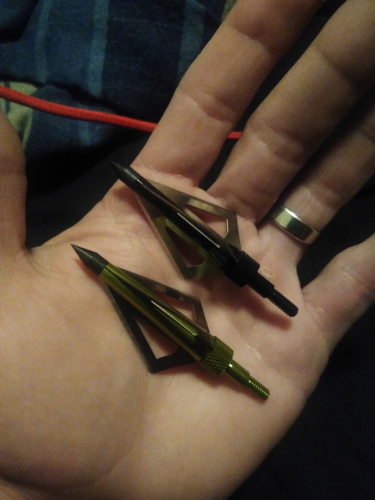 Hunting Broadheads, 12PK 3 Blades Archery Broadheads 100 Grain Screw-in Arrow Heads Arrow Tips Compatible with Traditional Bows and Compound Bow customer photo 1