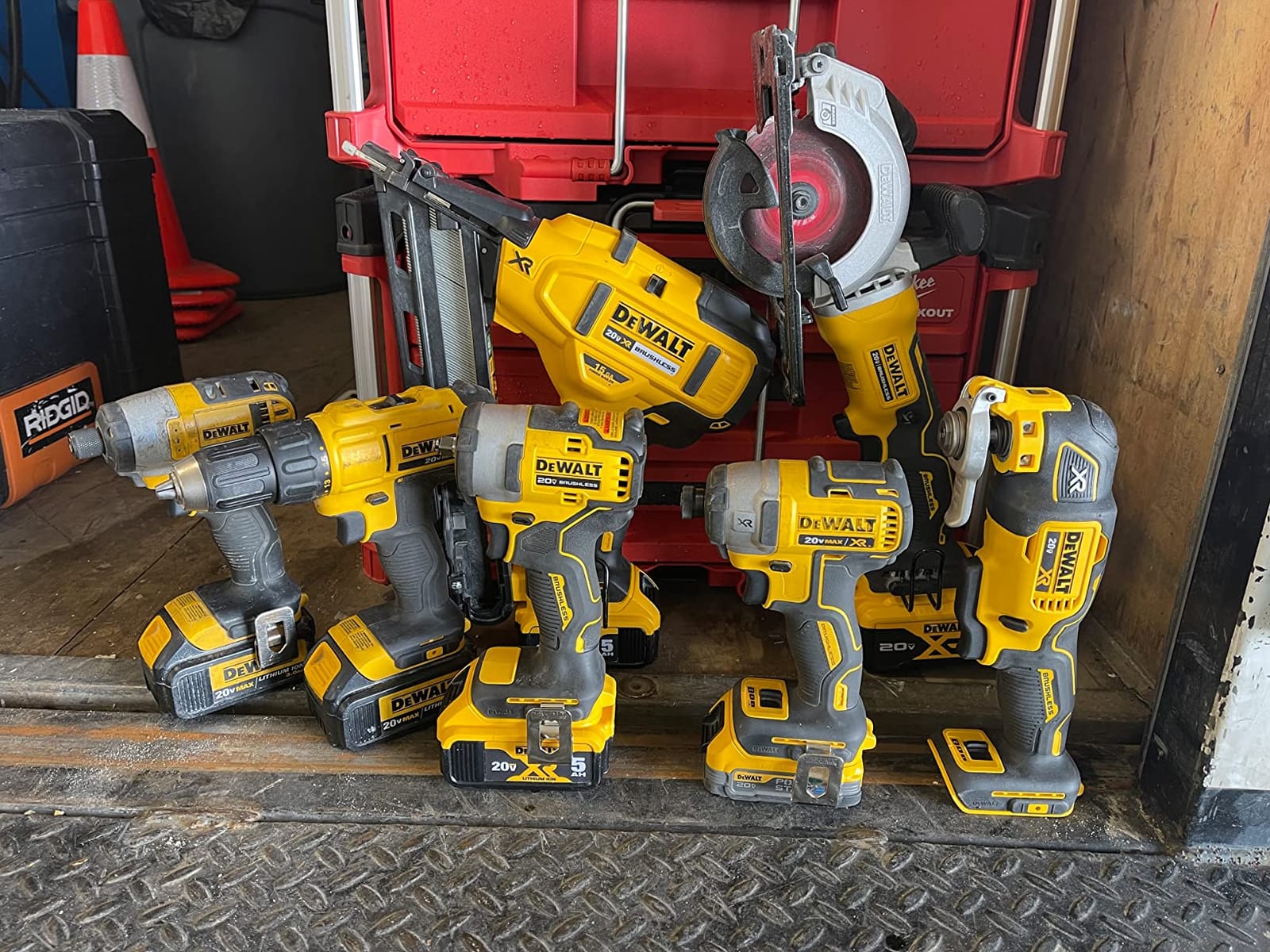 20V MAX XR Lithium-Ion Cordless 15-Gauge Angled Finish Nailer (Tool Only) customer photo 1