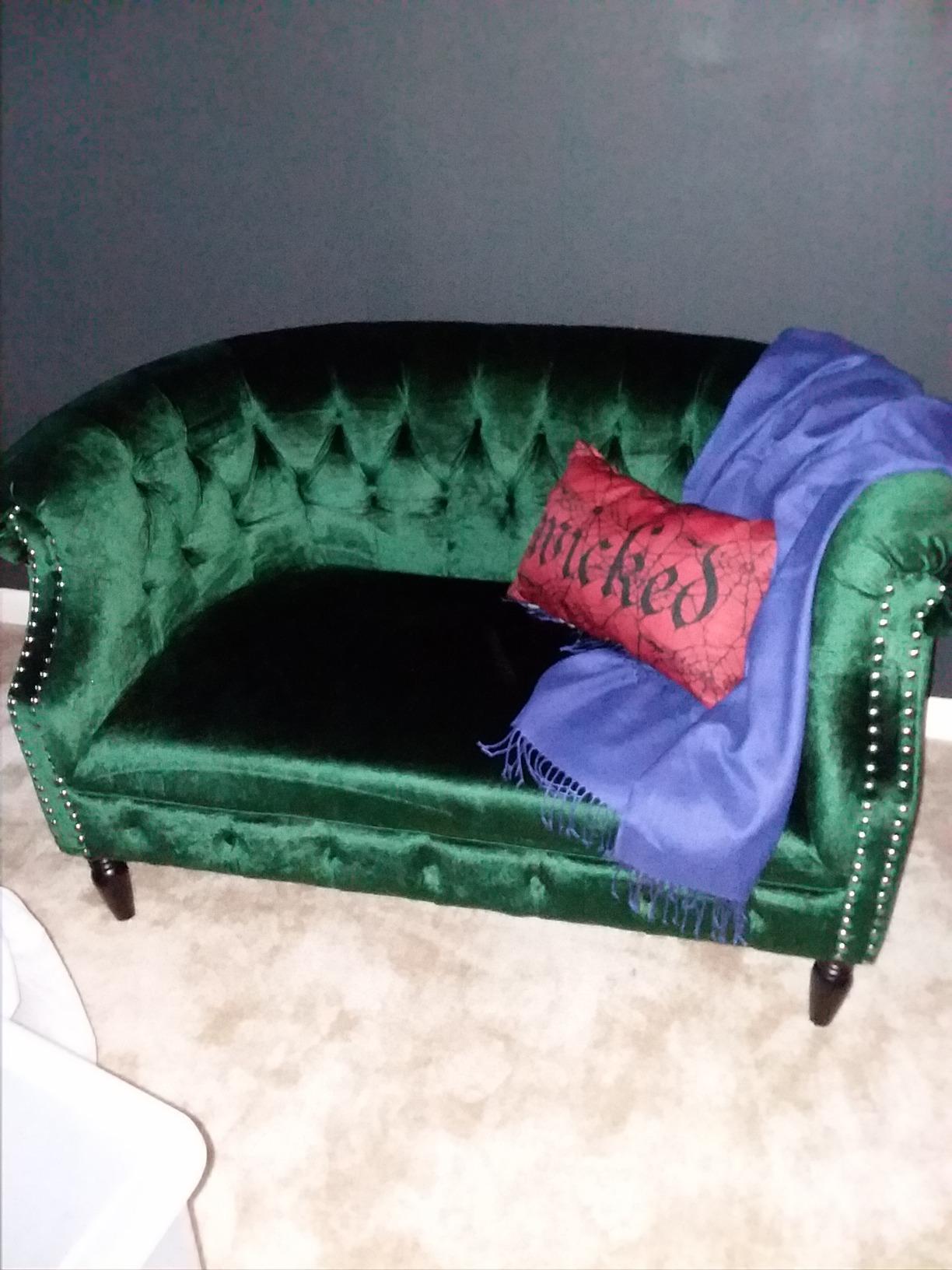 GDFStudio Melaina Tufted Chesterfield Velvet Loveseat with Scrolled Arms, Emerald and Dark Brown. customer photo 1