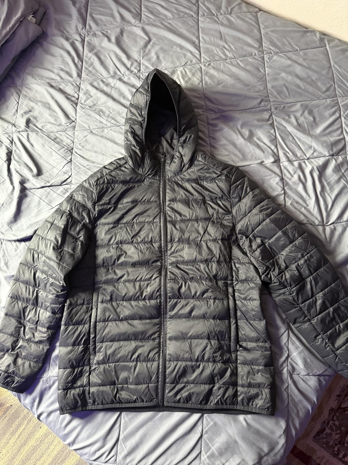 Amazon Essentials Men's Lightweight Water-Resistant Packable Hooded Puffer Jacket customer photo 2