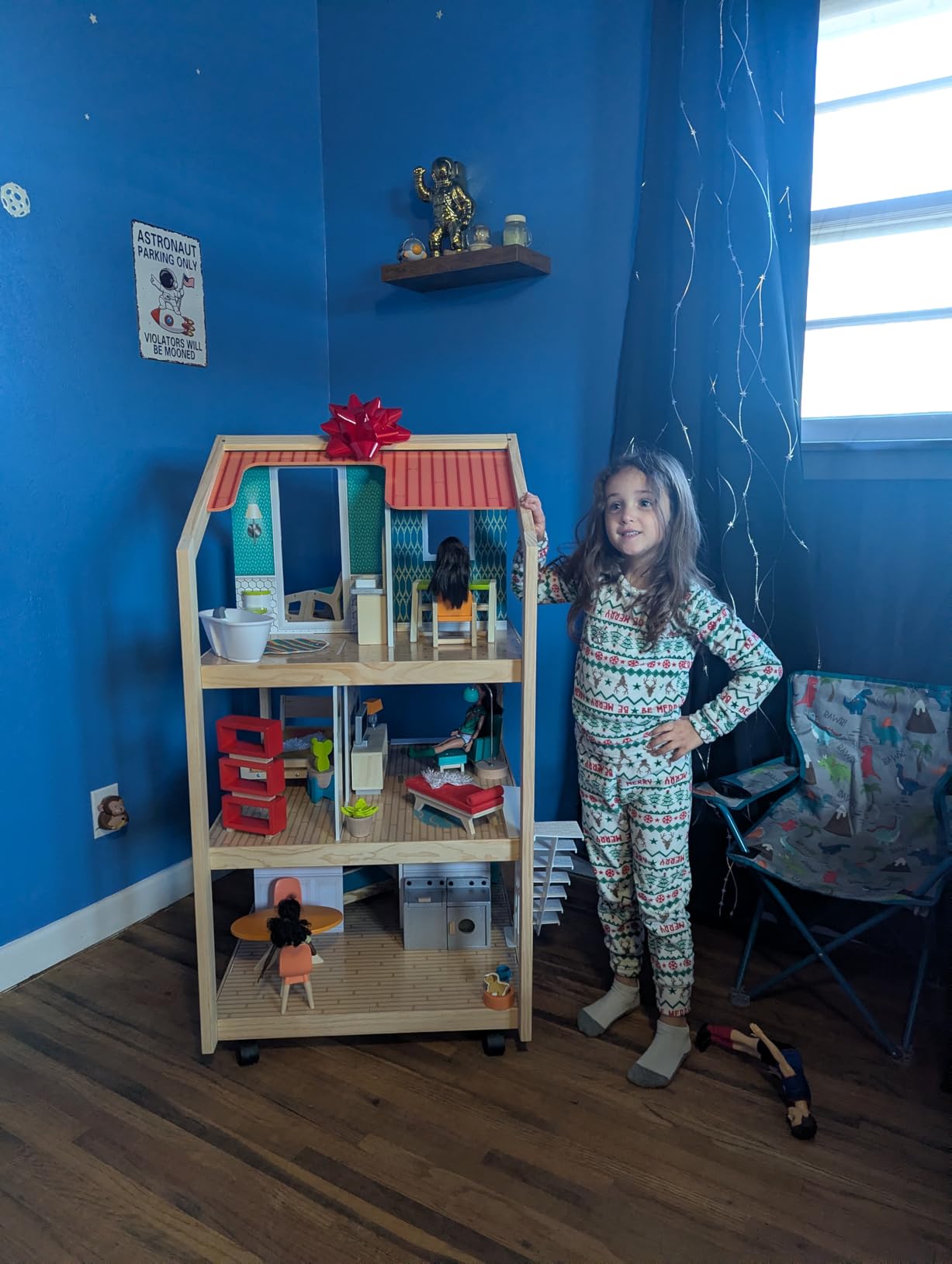 KidKraft So Stylish Mansion Wooden Mid-Century 360-Play Dollhouse with Wheeled Base and 42 Accessories, Gift for Ages 3+ customer photo 1