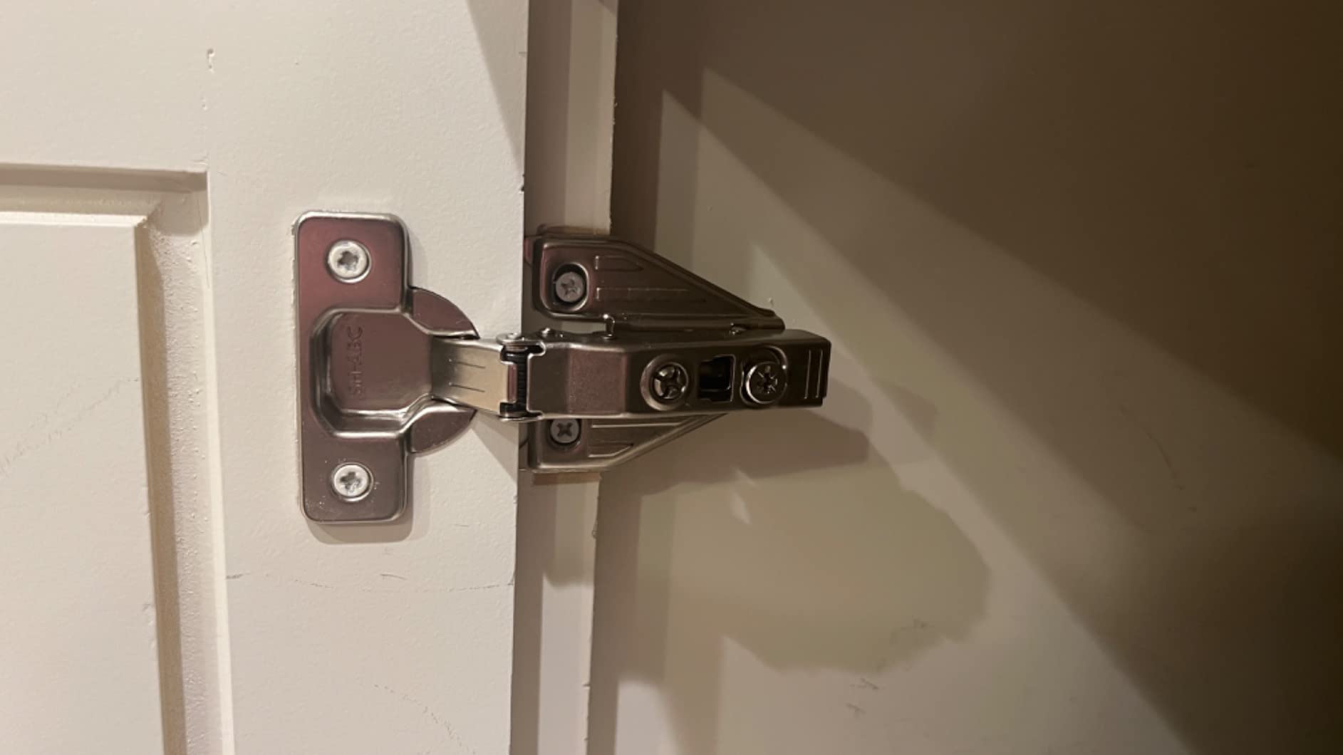 DecoBasics (50 PCS) Full Overlay Soft Close Cabinet Hinges for Kitchen Cabinets - 105° Face Frame Concealed Cabinet Door Hinge -3 Way Adjustability -Clip on Plate & Matching Screw 4 Easy Installation customer photo 1
