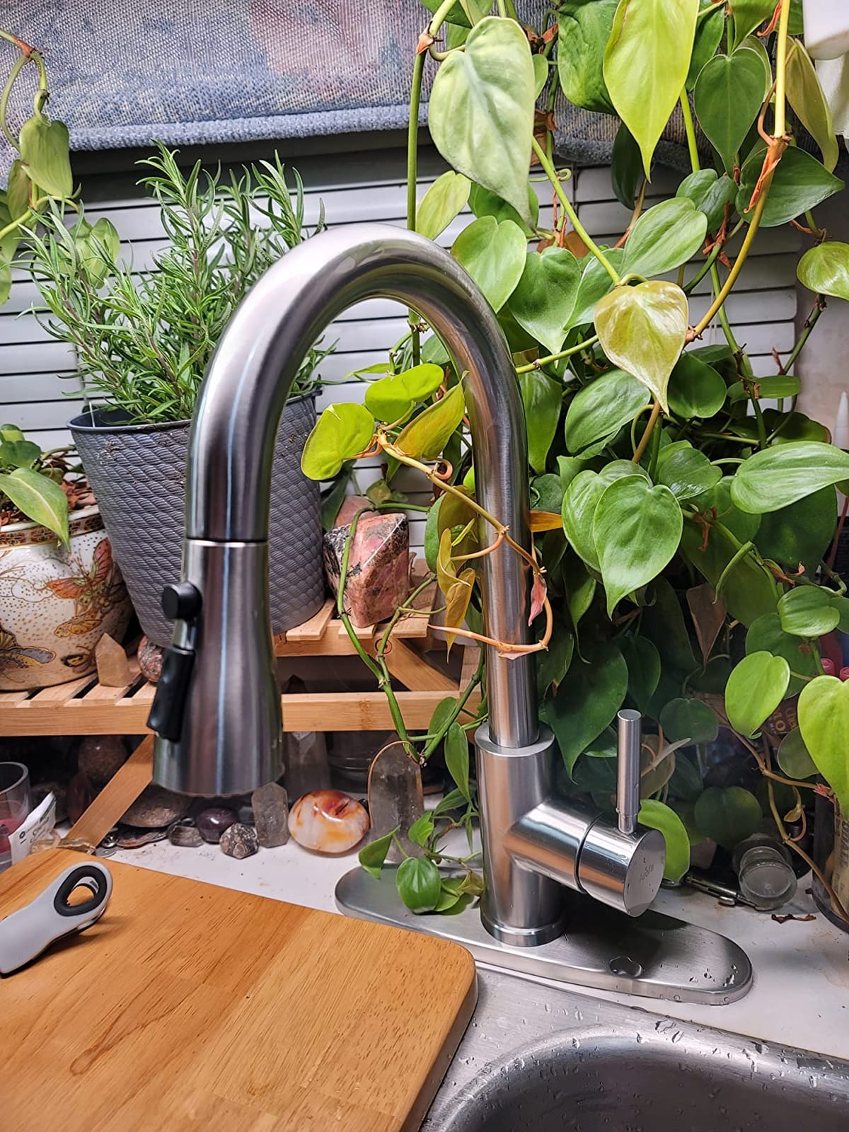 Arofa Kitchen Faucet with Pull-Down Sprayer, Single Handle, Matte Black customer photo 1