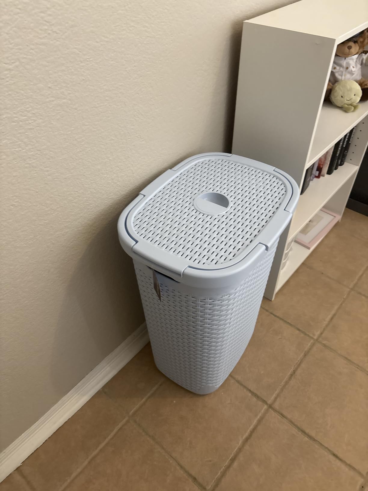 Mind Reader Slim Laundry Hamper with Lid, 60L Tall Clothes Basket, Narrow Tapered Design for Bathrooms, Closets and Laundry Rooms, Plastic, Ivory customer photo 2