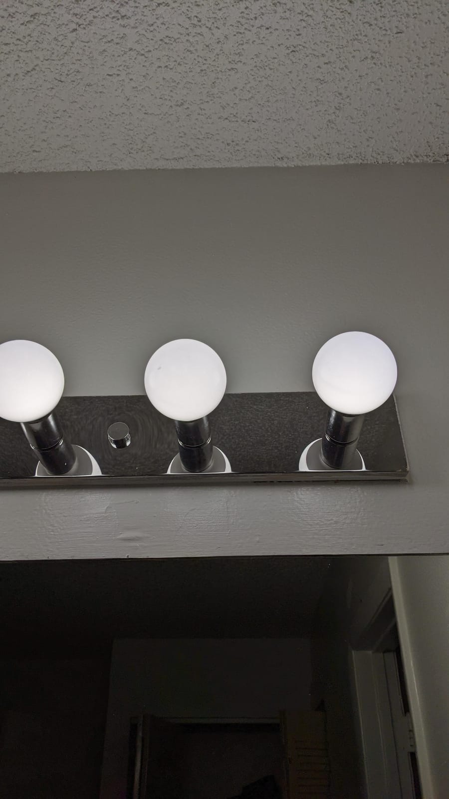 G25 LED Globe Light Bulbs, Vanity Bulbs for Bathroom 60W Equivalent customer photo 1