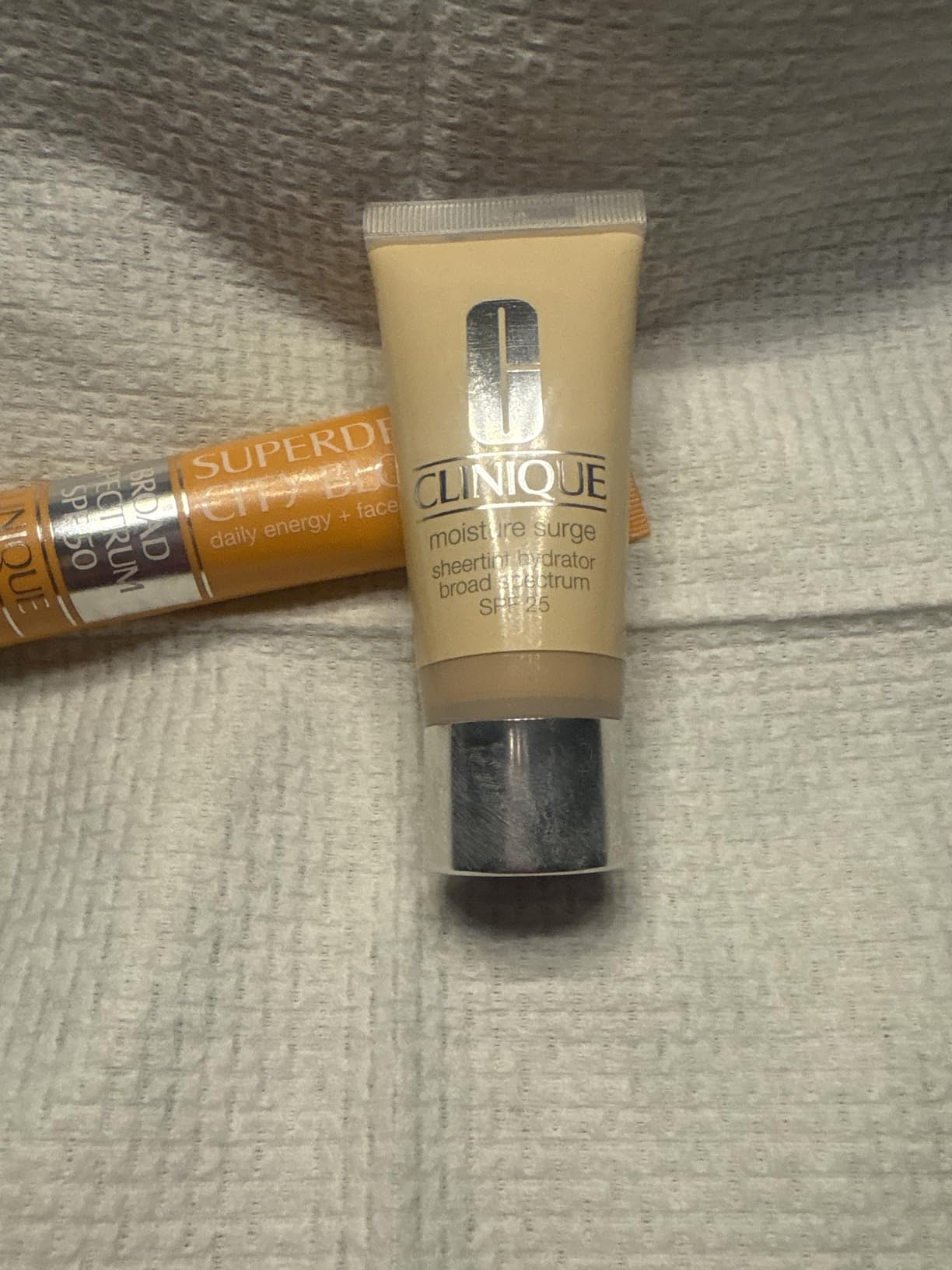 Clinique Moisture Surge Sheertint Hydrator Broad Spectrum SPF 25 | Tinted Moisturizer With SPF, Hyaluronic Acid + Aloe Water | Sheer Coverage, Natural Finish Skin Tint customer photo 1