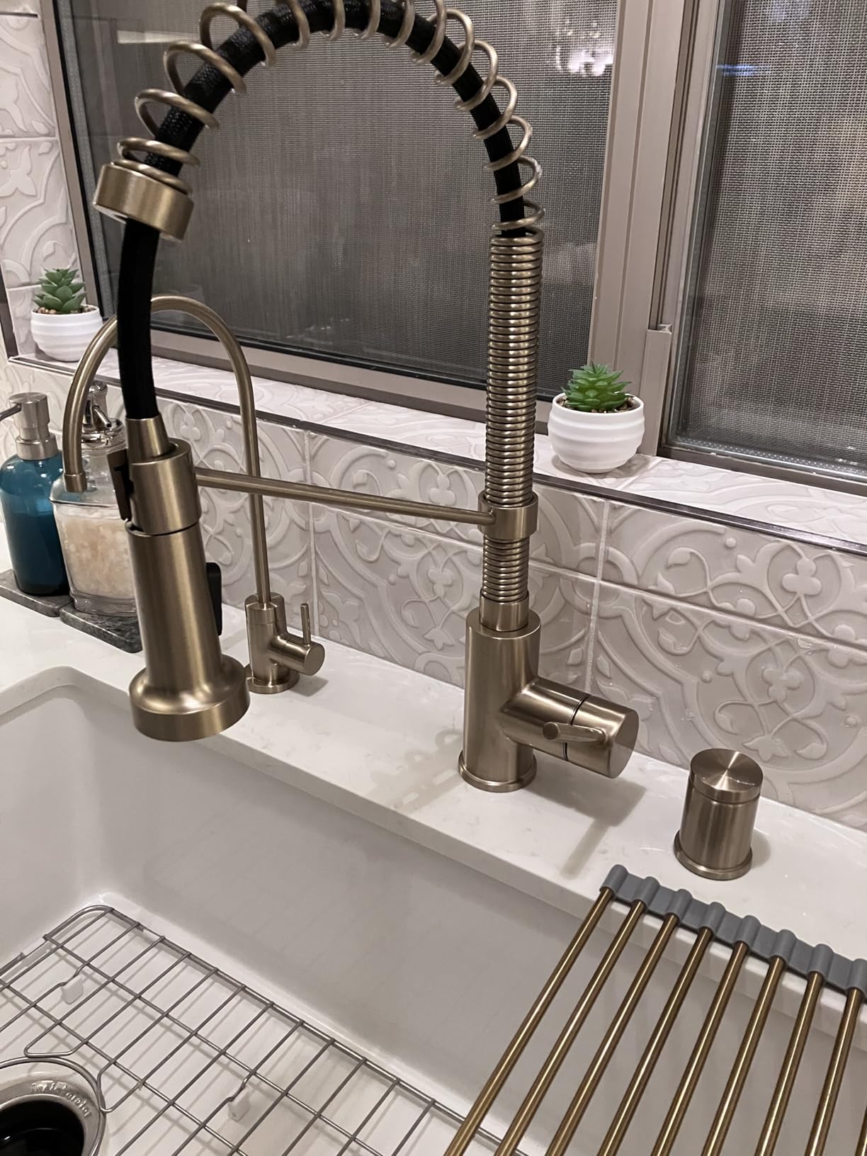 KRAUS Stainless Steel Matte Black Pull Down Faucet KPF-1610SFSMB | Two-tone split finish, heavy-duty metal body, ceramic cartridge, durable nylon water lines, ADA-compliant handle customer photo 2