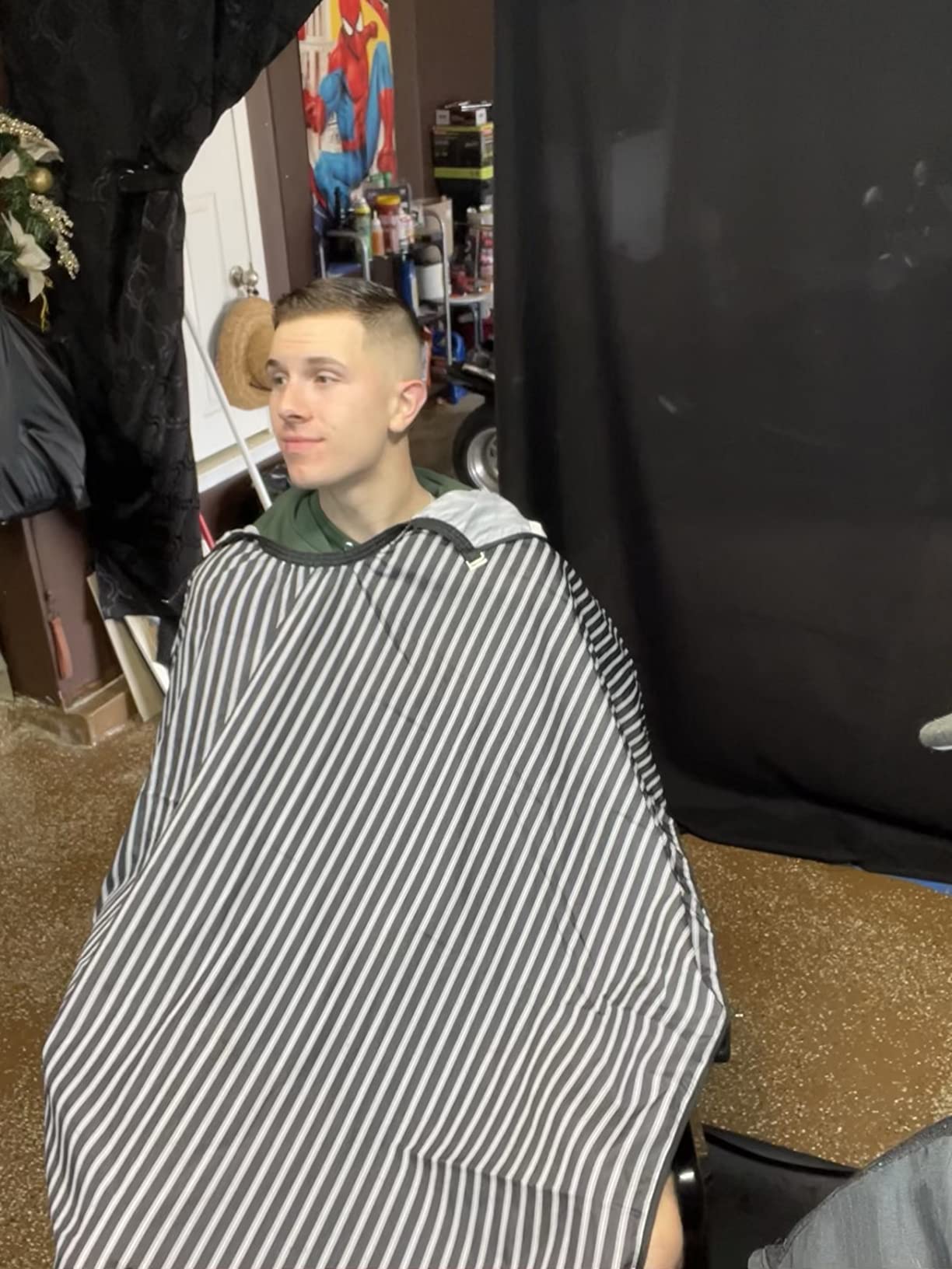 Professional Hair Cutting Cape Waterproof Barber Cape for Men Polyester Hair Styling Cape with Elastic Neckline customer photo 1