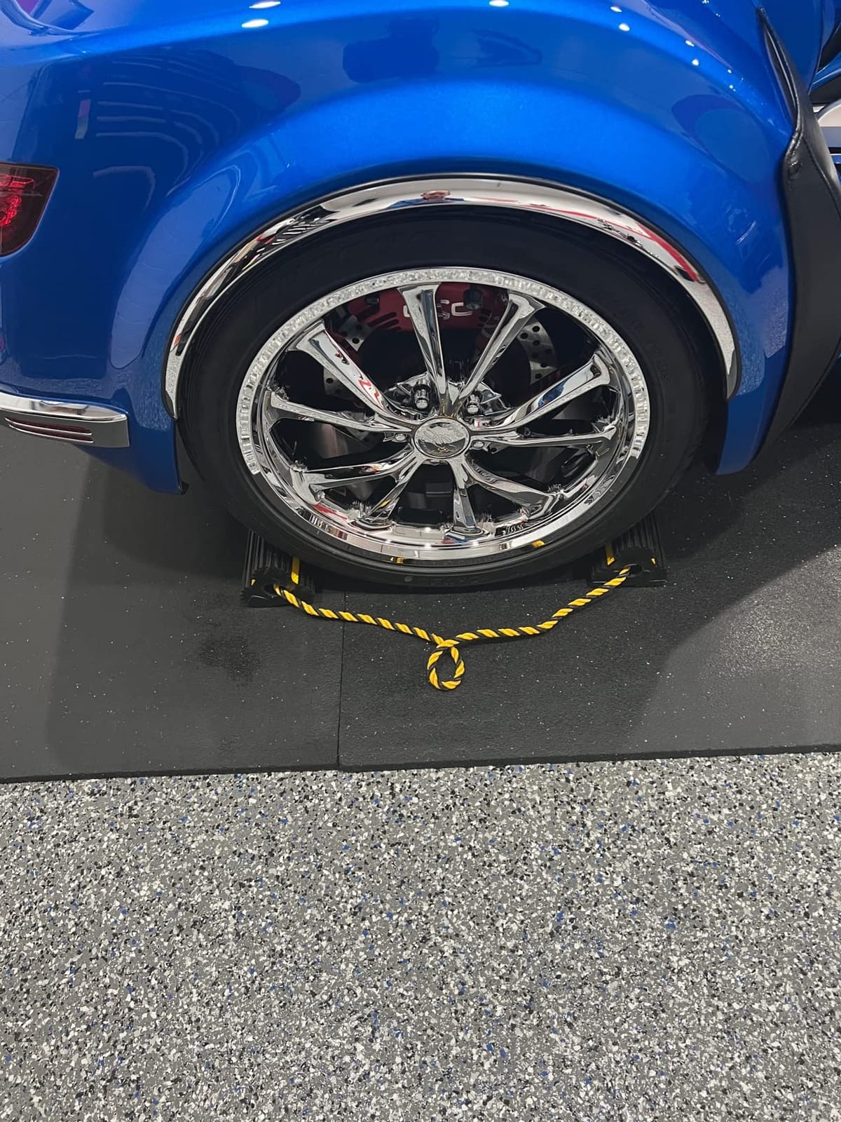 ROBLOCK Heavy Duty Wheel Chocks, Rubber Wheel Block Non-Slip Base with Nylon Rope Yellow Reflective Tape - 1 Pair Black, Wheel Stoppers for Travel Trailers, RV, Aircraft, Car, Camper, Truck customer photo 1