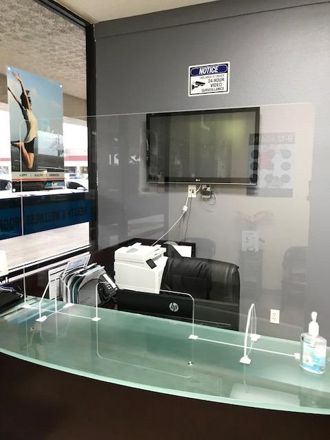 SignHero Sneeze Guard | Large, Sturdy ¼” Acrylic Plexiglass Shield | USA-Made, 30 Second Setup | Plexiglass Barrier for Counter, Reception, School, Office (Multiple Sizes) customer photo 1