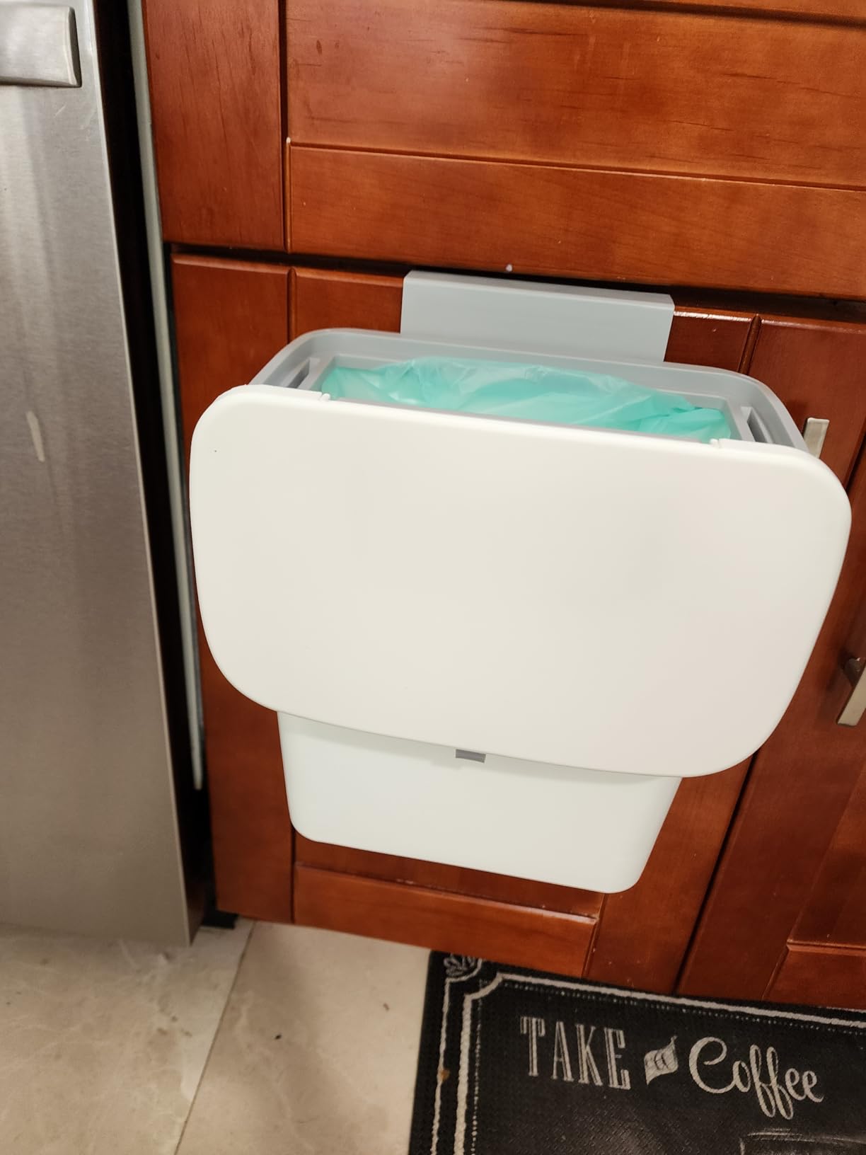 Tiyafuro 2.4 Gallon Kitchen Compost Bin for Counter Top or Under Sink, Hanging Small Trash Can with Lid for Cupboard/Bathroom/Bedroom/Office/Camping, Mountable Indoor Compost Bucket, Gray customer photo 1