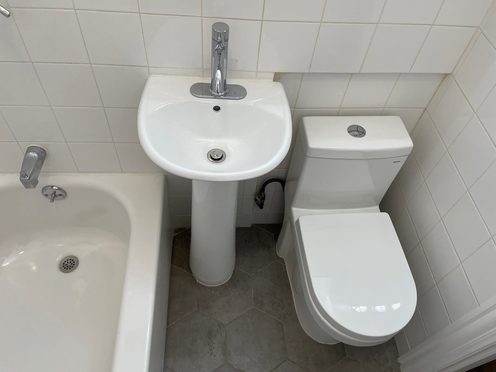 HOROW HT1000 Dual Flush One Piece Toilet, Modern Small Toilet with Soft Closing Seat, Quick Release & 12'' Rough-in, Compact & Round for Small Bathroom, Standard White Finish Toilet Bowl customer photo 1