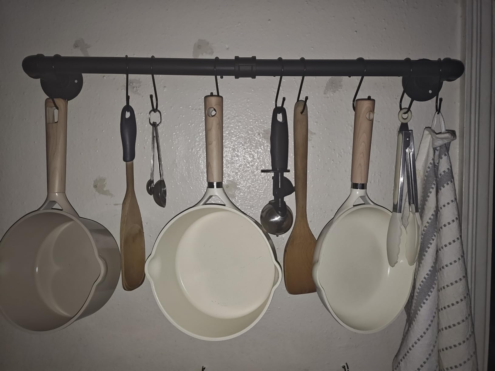 TLBTEK 50 inch Black Pipe Pot Bar Rack Wall Mounted Detachable Pans Hanging Rail Kitchen Lids Utensils Hanger Holders with 15 S Hooks customer photo 1