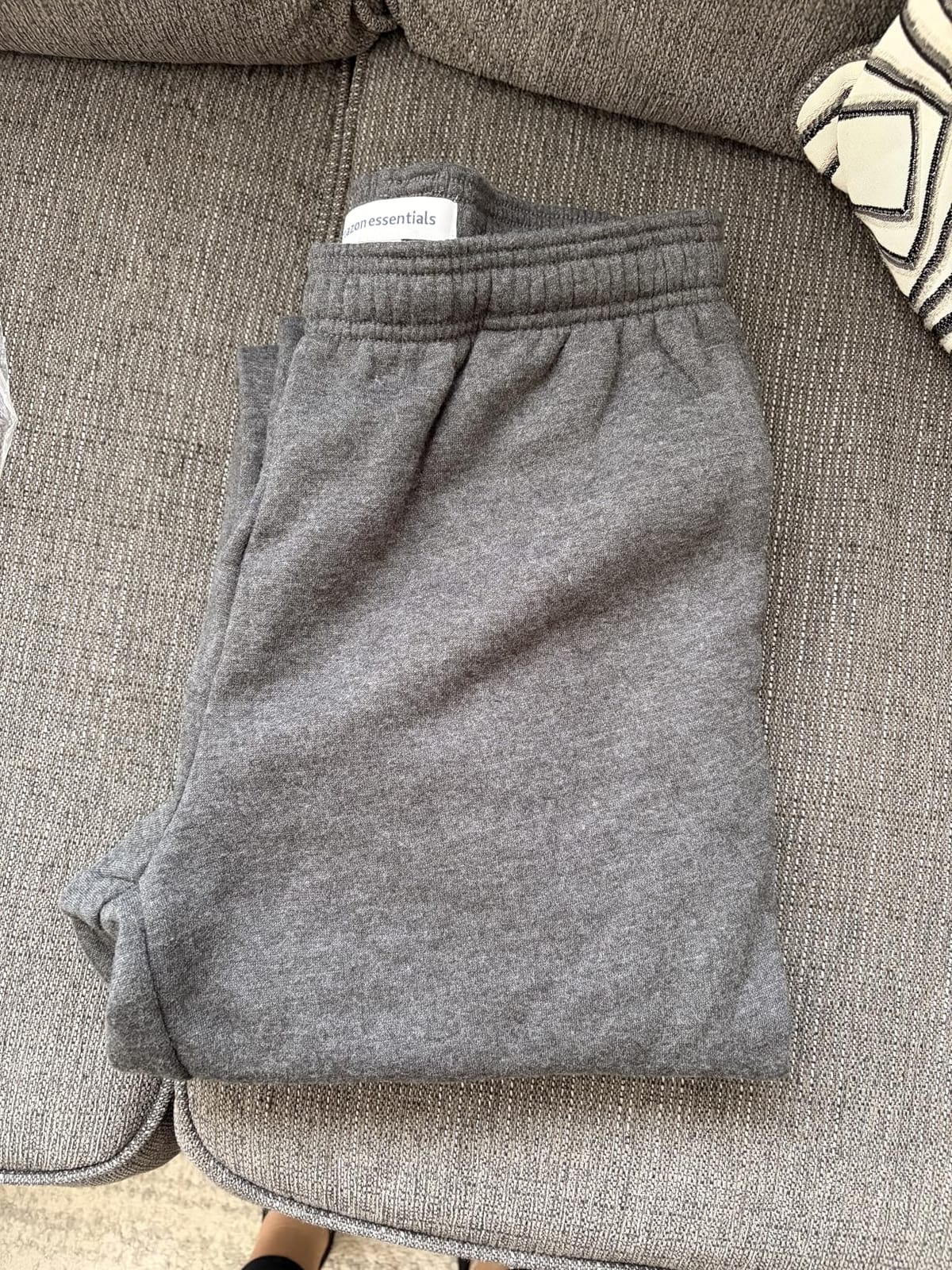 Amazon Essentials Men's Relaxed Fit Fleece Joggers Sweatpants, Drawstring Waist, Tapered Leg, Ribbed Cuffs, Brushed Interior customer photo 1