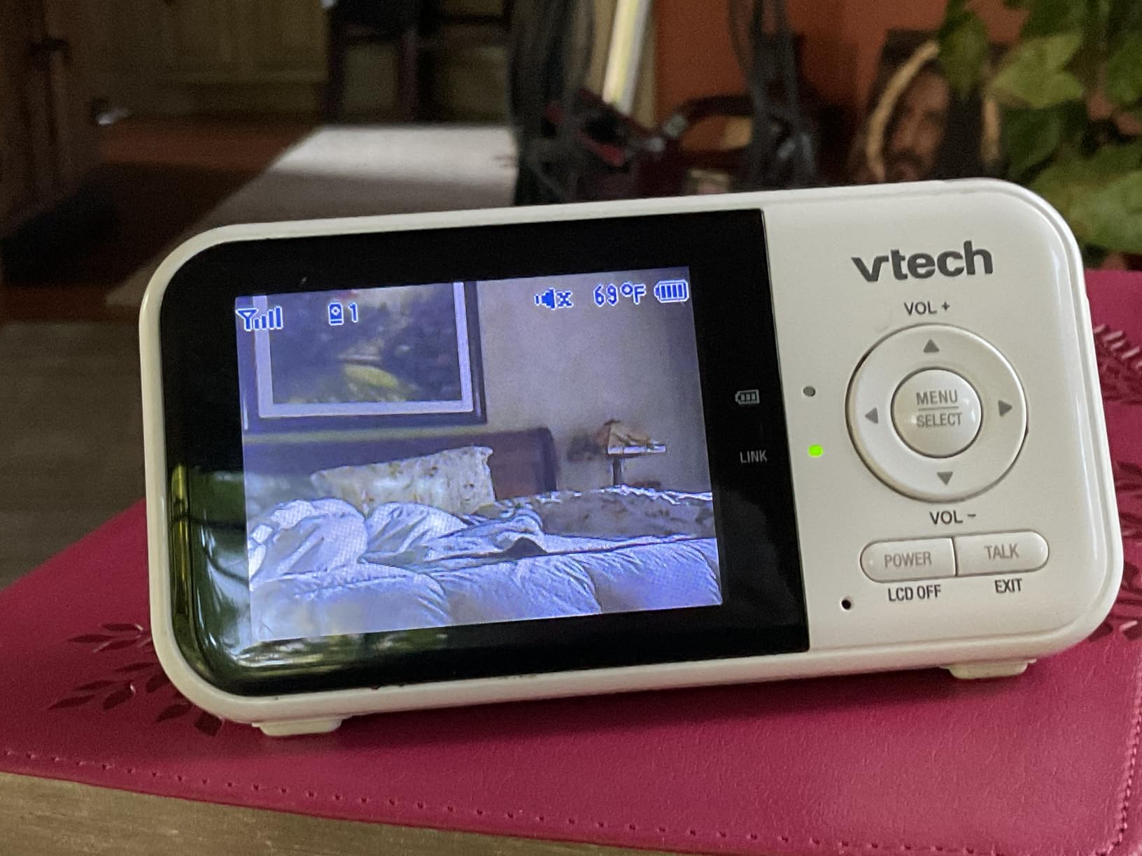 VTech Baby Monitor No WiFi with 2 Cameras – 19-Hour Battery, Patrol Mode for Twins & Two Rooms, 1000ft Range, Auto Night Vision, Two-Way Talk, Temperature Sensor | VM819-2 customer photo 1