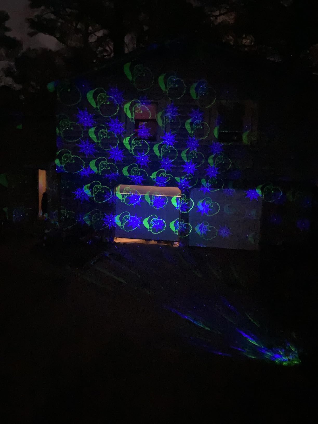 Christmas Projector Lights Outdoor, Led Christmas Laser Lights Landscape Spotlight Red and Green Star Show Waterproof with Remote Decorative Patterns for Indoor Outdoor Garden Patio Wall Holiday customer photo 2