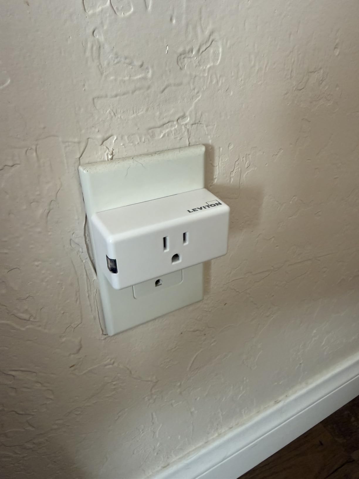 Leviton Decora Smart Plug, Wi-Fi 2nd Gen, D215P-1RW, White customer photo 1