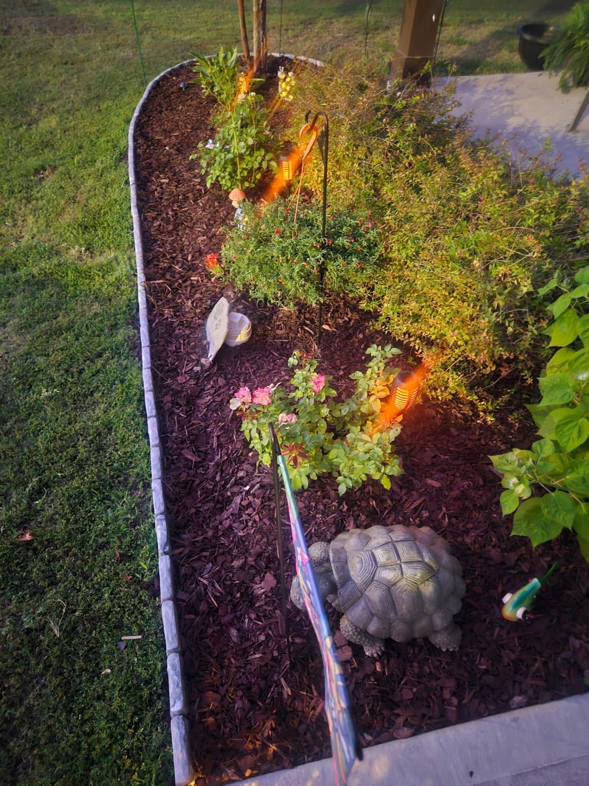 EasyFlex No-Dig Landscape Edging with Anchoring Spikes, 2.7 in Tall Decorative Stone-Look Garden Border, 15 Foot Kit, Slate Gray customer photo 2