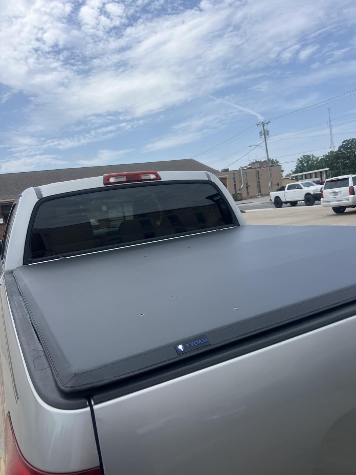 Tyger Auto T3 Soft Tri-fold Truck Bed Tonneau Cover Compatible with 2022-2026 Toyota Tundra | 5.5' (67