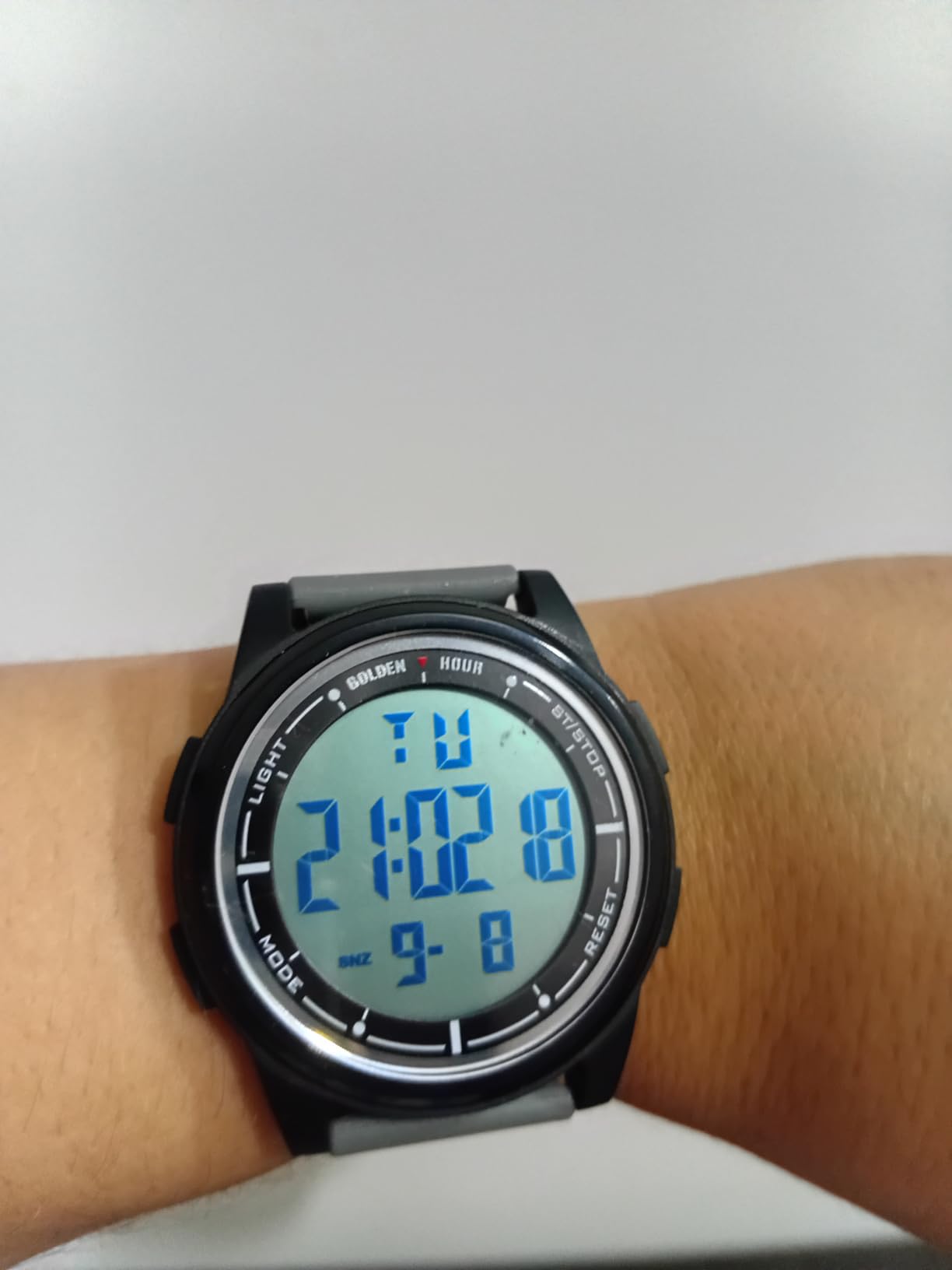 GOLDEN HOUR Ultra-Thin Minimalist Sports Waterproof Digital Men's Watches with Wide-Angle Display Rubber Strap Wristwatch for Men Women customer photo 2