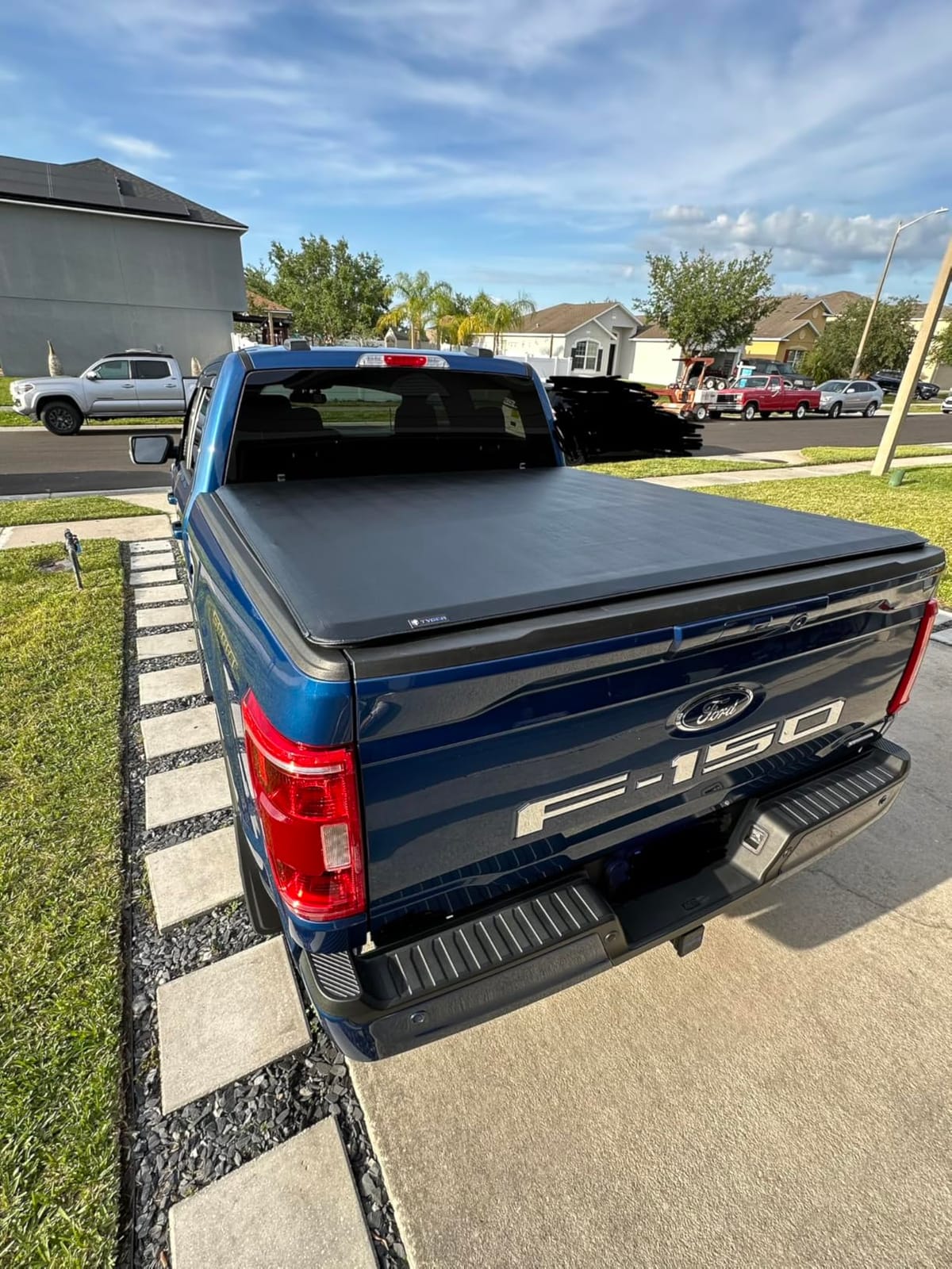 Tyger Auto T1 Soft Roll-up Truck Bed Tonneau Cover Compatible with 2021-2026 Ford F-150; Lightning | 5.5' (67