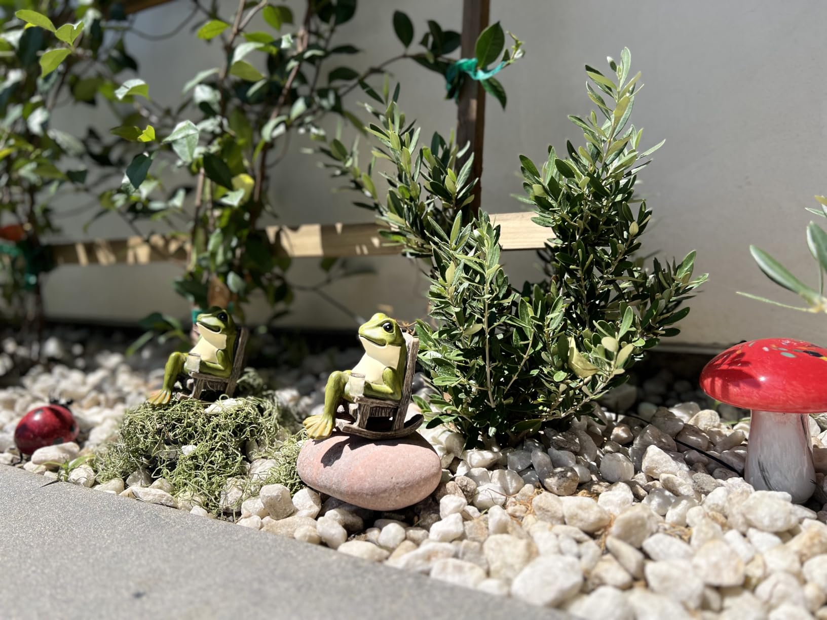 FOXMIS Miniature Frog Garden Statue Mom Dad Gifts Home Decorations Fairy Garden Accessories Outdoor Lights Solar Garden Frog Decor Art Housewarming Gift for Patio,Yard,Lawn Ornament,3.89