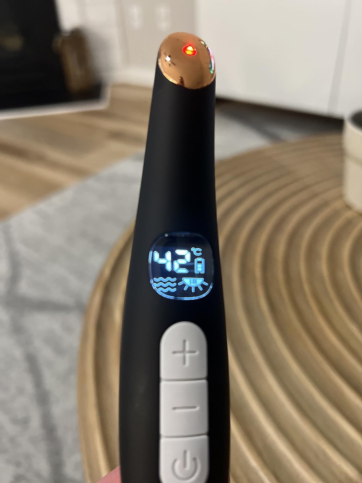 GLO24K Heated Eye Massager Wand with Vibration for Under-Eye Care customer photo 1