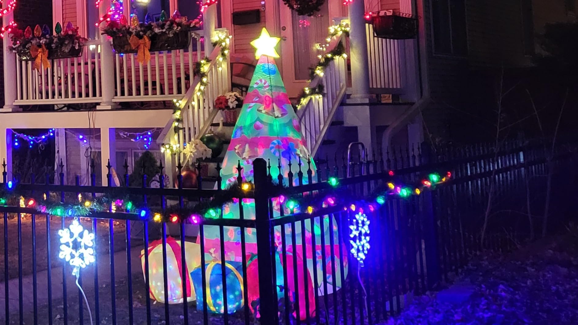 COMIN 7 FT Christmas Inflatables Tree Outdoor Decorations Blow Up Yard Present Box with Built-in LEDs for Indoor Party Garden Lawn Decor (Color-27323) customer photo 2