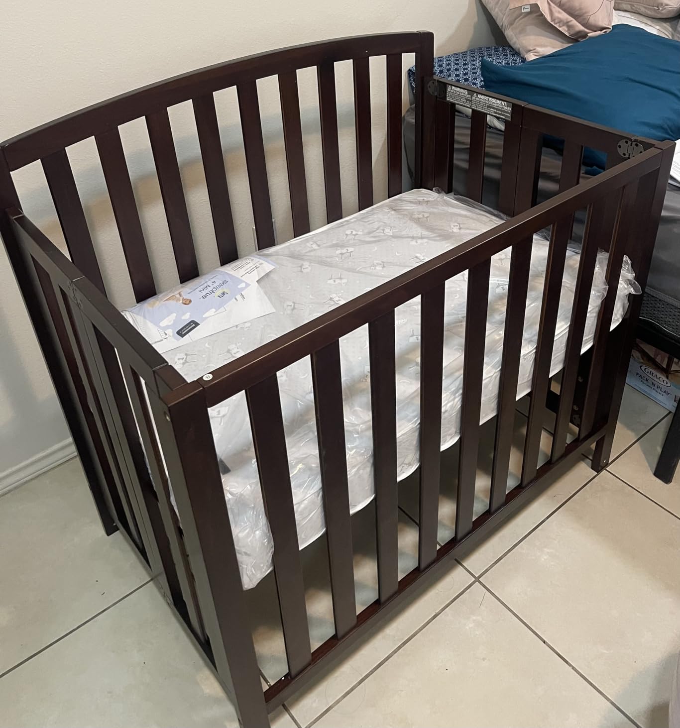 DaVinci Dylan 3-in-1 Convertible Portable Mini Crib, Ebony customer photo 2