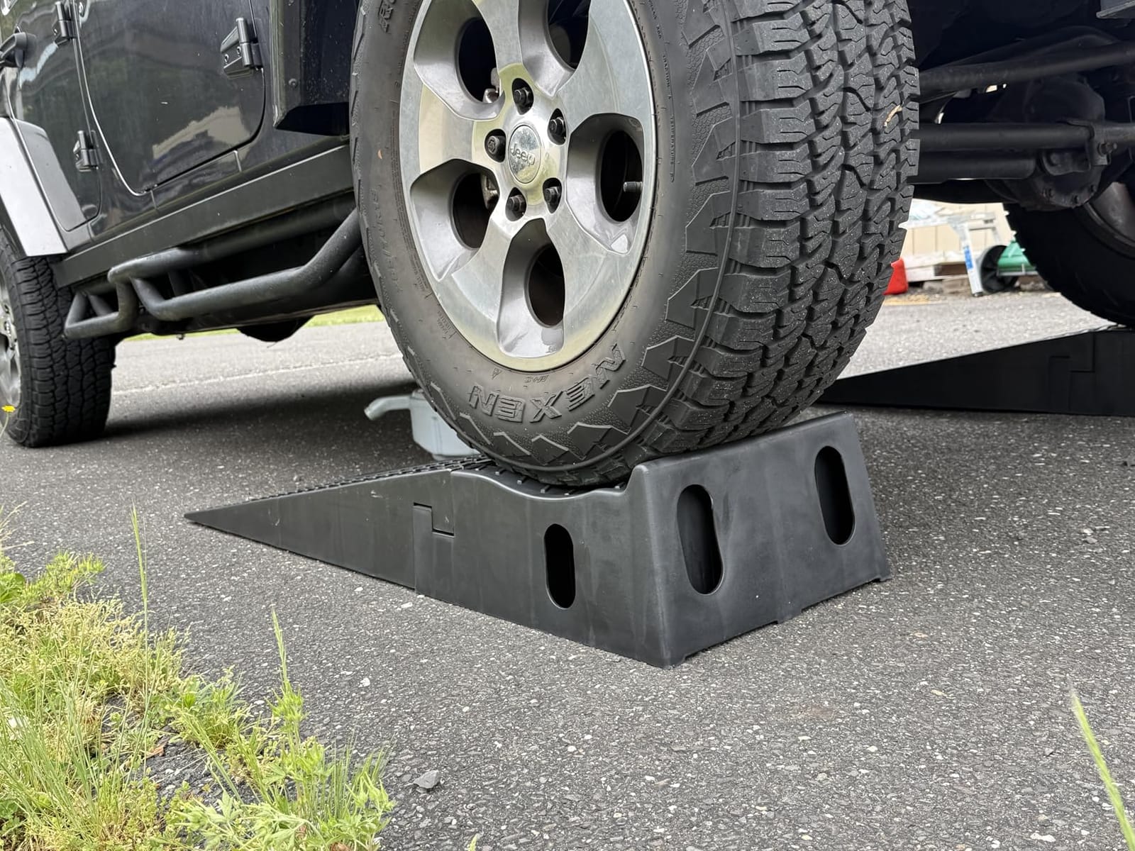 MaxxHaul 50709 Detachable Extendable Car Ramp Set, Portable Car Ramps With 3,250 lbs Maximum Weight Capacity Per Ramp 6,500 lbs Per Pair customer photo 1